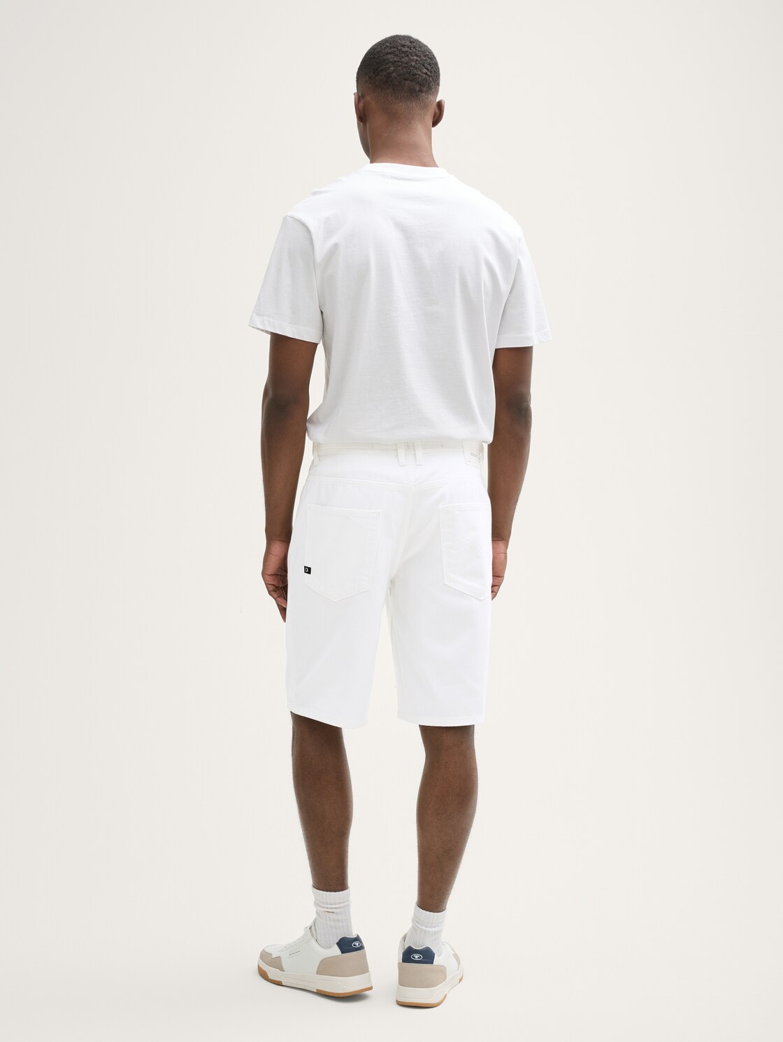 TTWAYLEN RELAXED Jeans Shorts aus Baumwolle - White - Auschnitt Model-Rückansicht