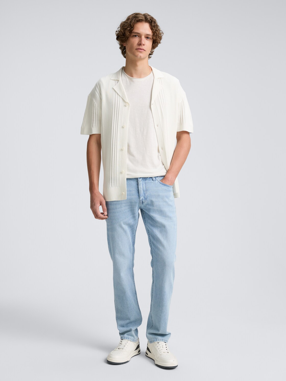 TTAEDAN STRAIGHT Jeans aus Baumwolle - light stone wash denim - Model-Vorderansicht