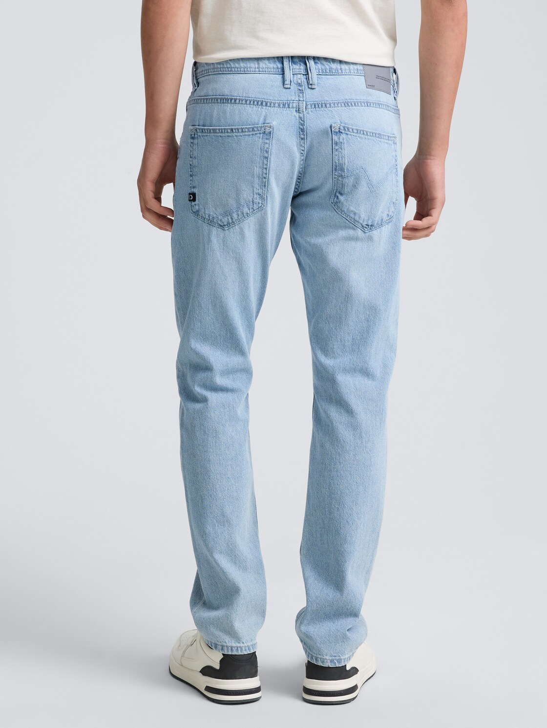 TTAEDAN STRAIGHT Jeans aus Baumwolle - light stone wash denim - Auschnitt Model-Rückansicht