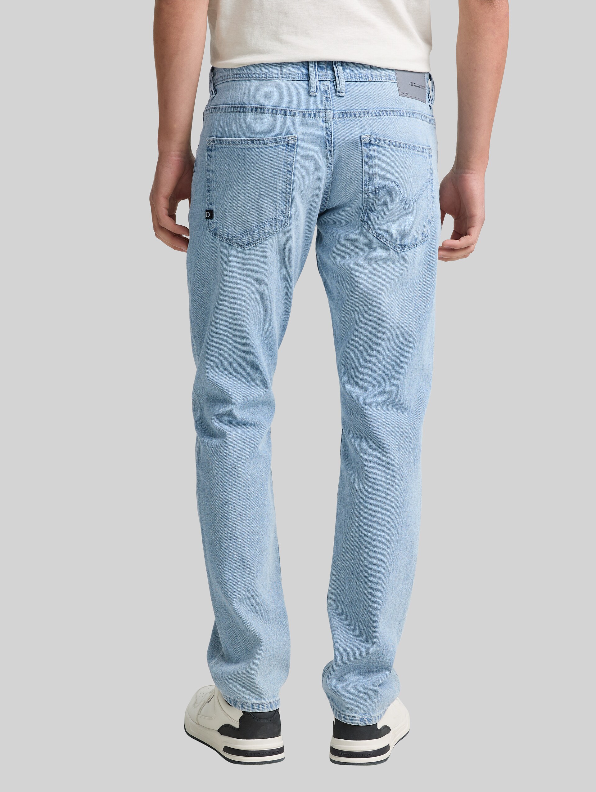 TTAEDAN cotton straight jeans - light stone wash denim - Neckline model-back view