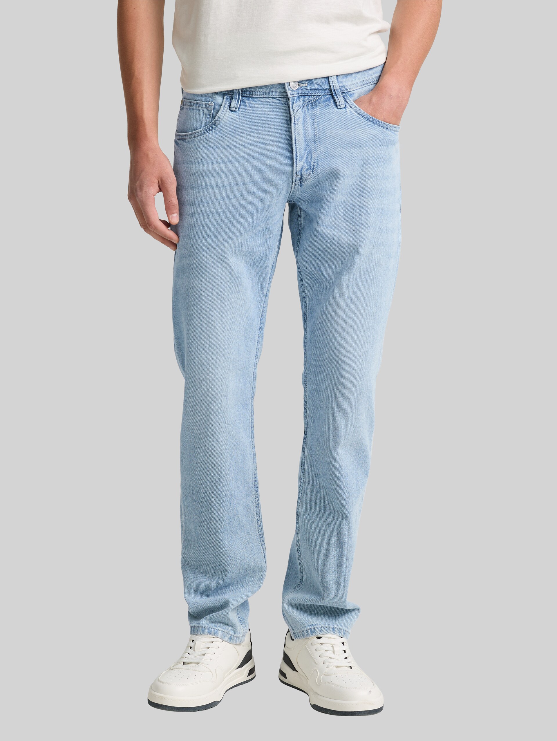 TTAEDAN cotton straight jeans - light stone wash denim - Neckline model front view