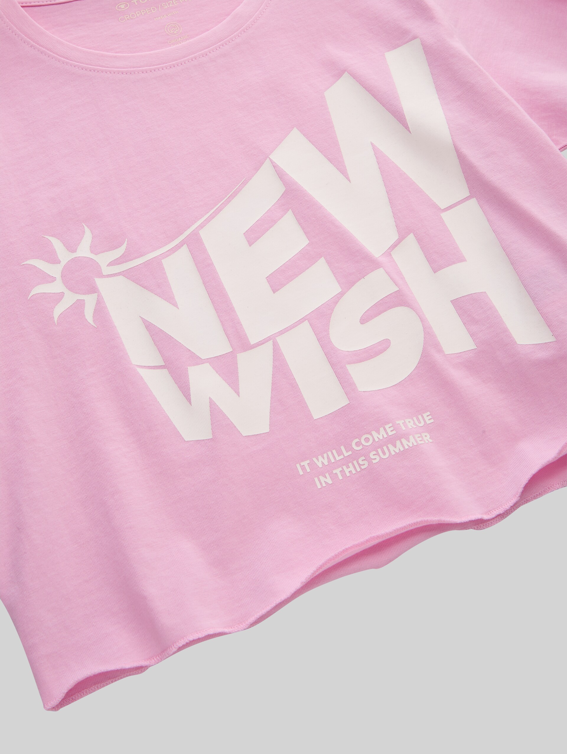 Cropped T-shirt with a print - cold pink - Detail model view