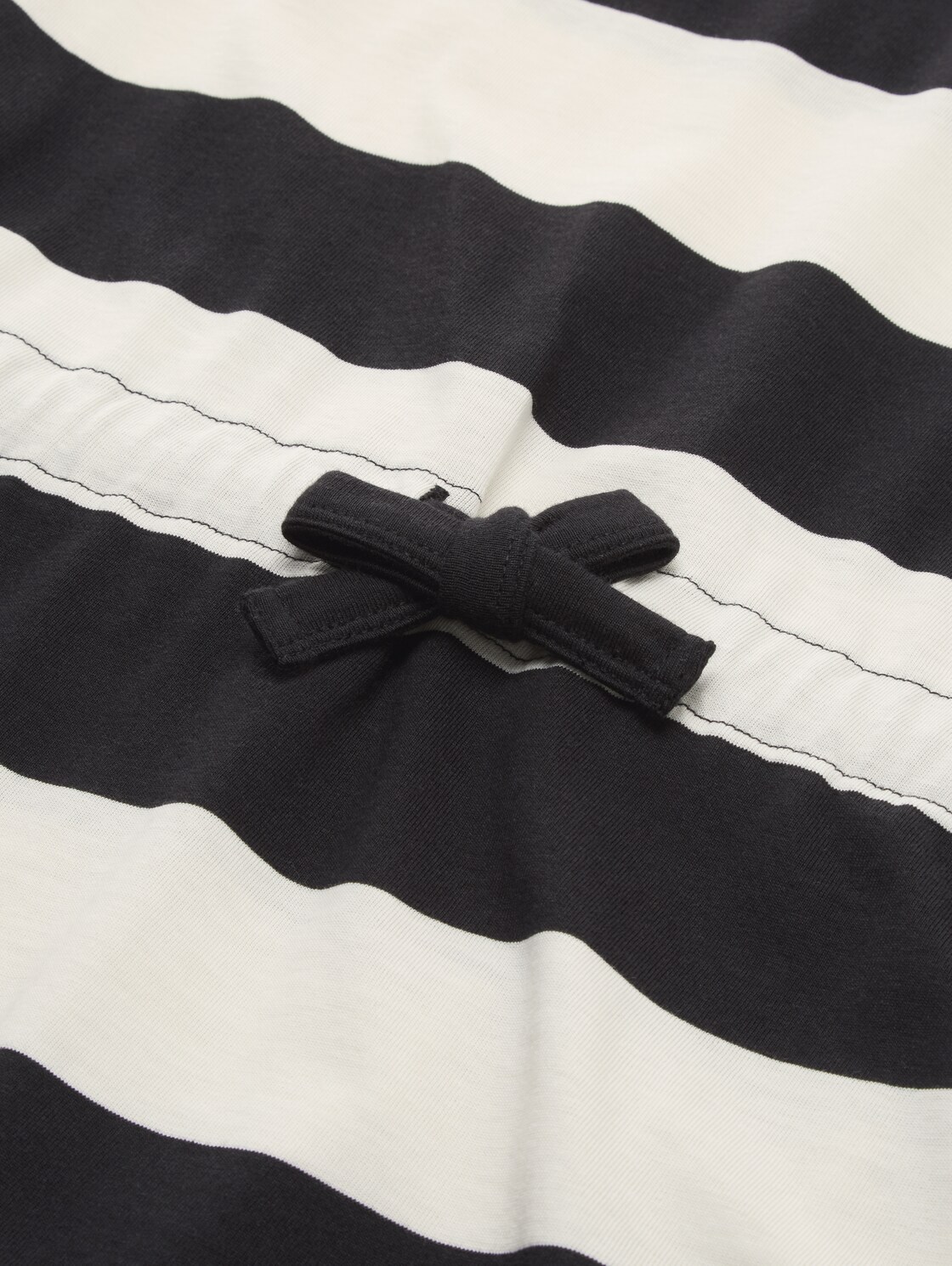 Mini-Kleid mit Streifenmuster - black and white bold stripe - Detail-Model-Ansicht