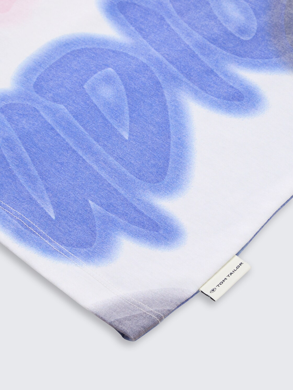 Oversize T-Shirt mit Allover-Print - colorful wording design - Detail-Model-Ansicht