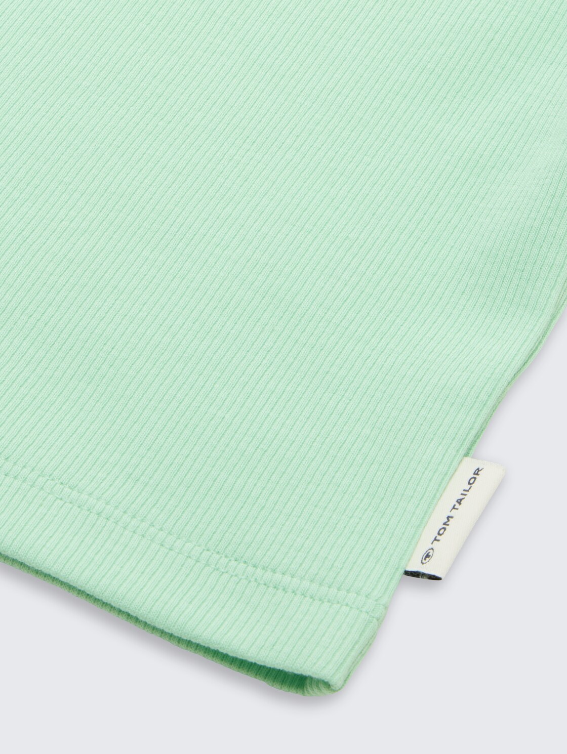 Cropped Ripp T-Shirt - light garden green - Detail-Model-Ansicht