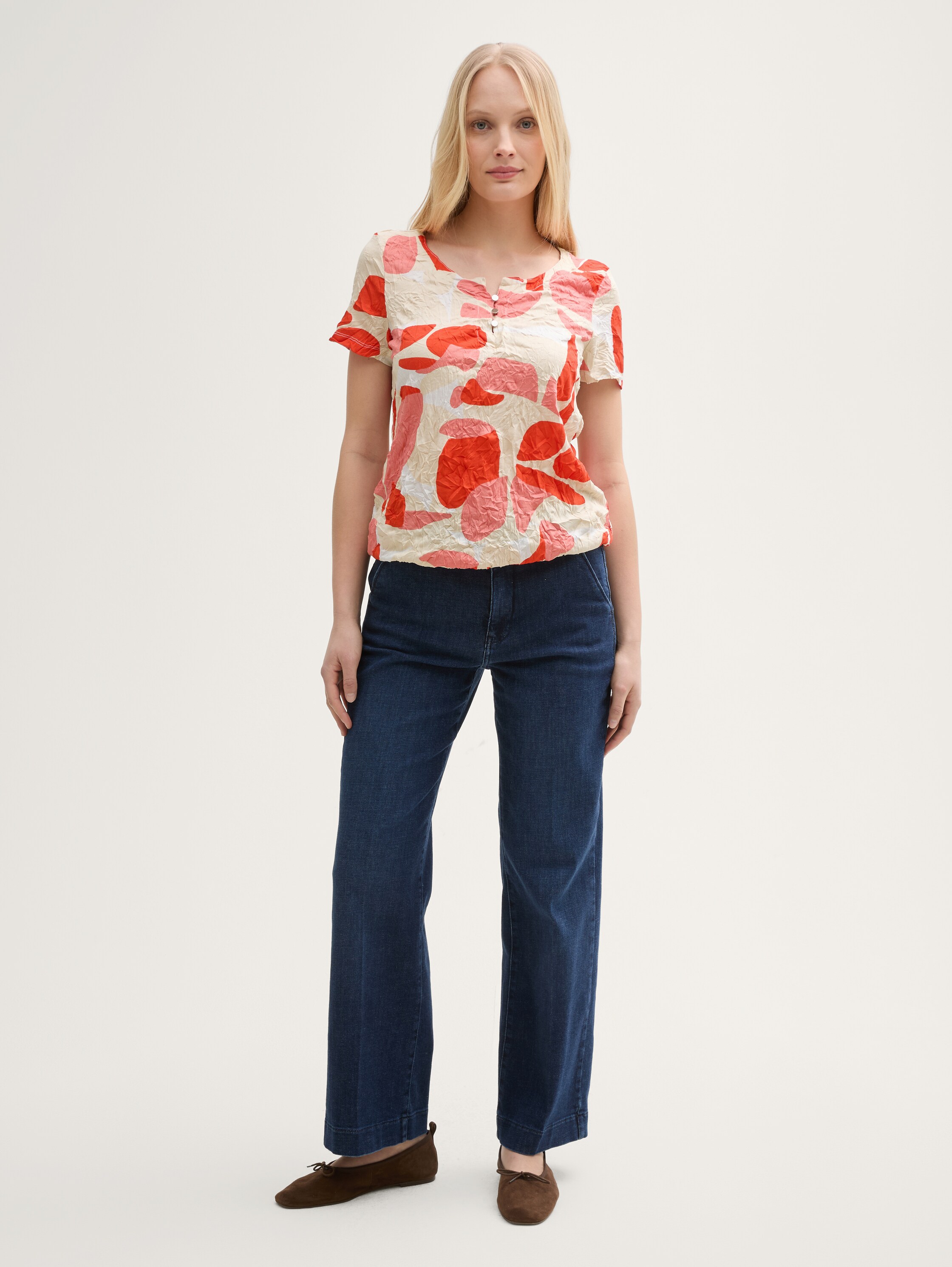 Crinkle T-Shirt mit Muster - red_dots_and_shapes_design - 