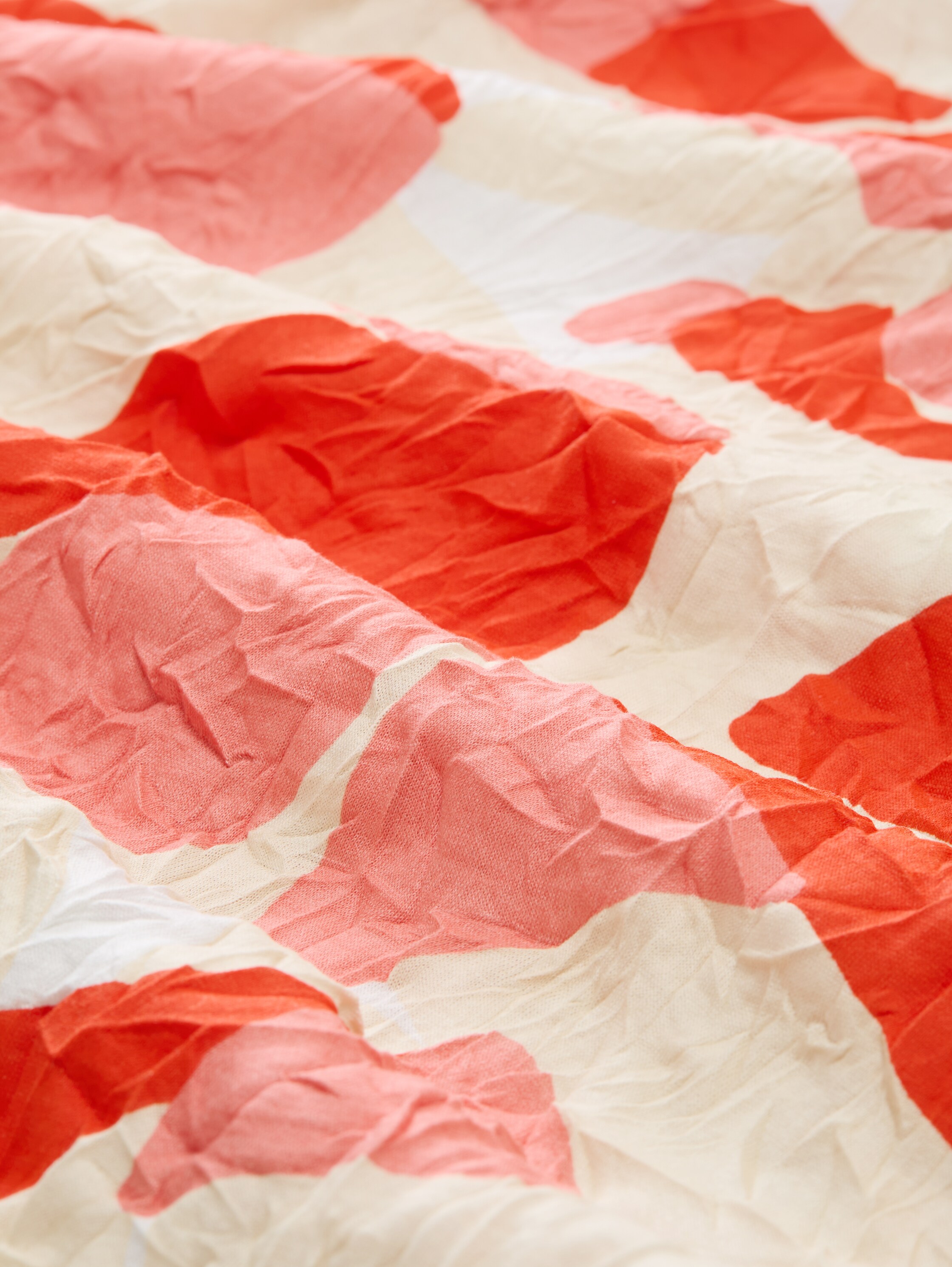 Crinkle T-Shirt mit Muster - red_dots_and_shapes_design - 