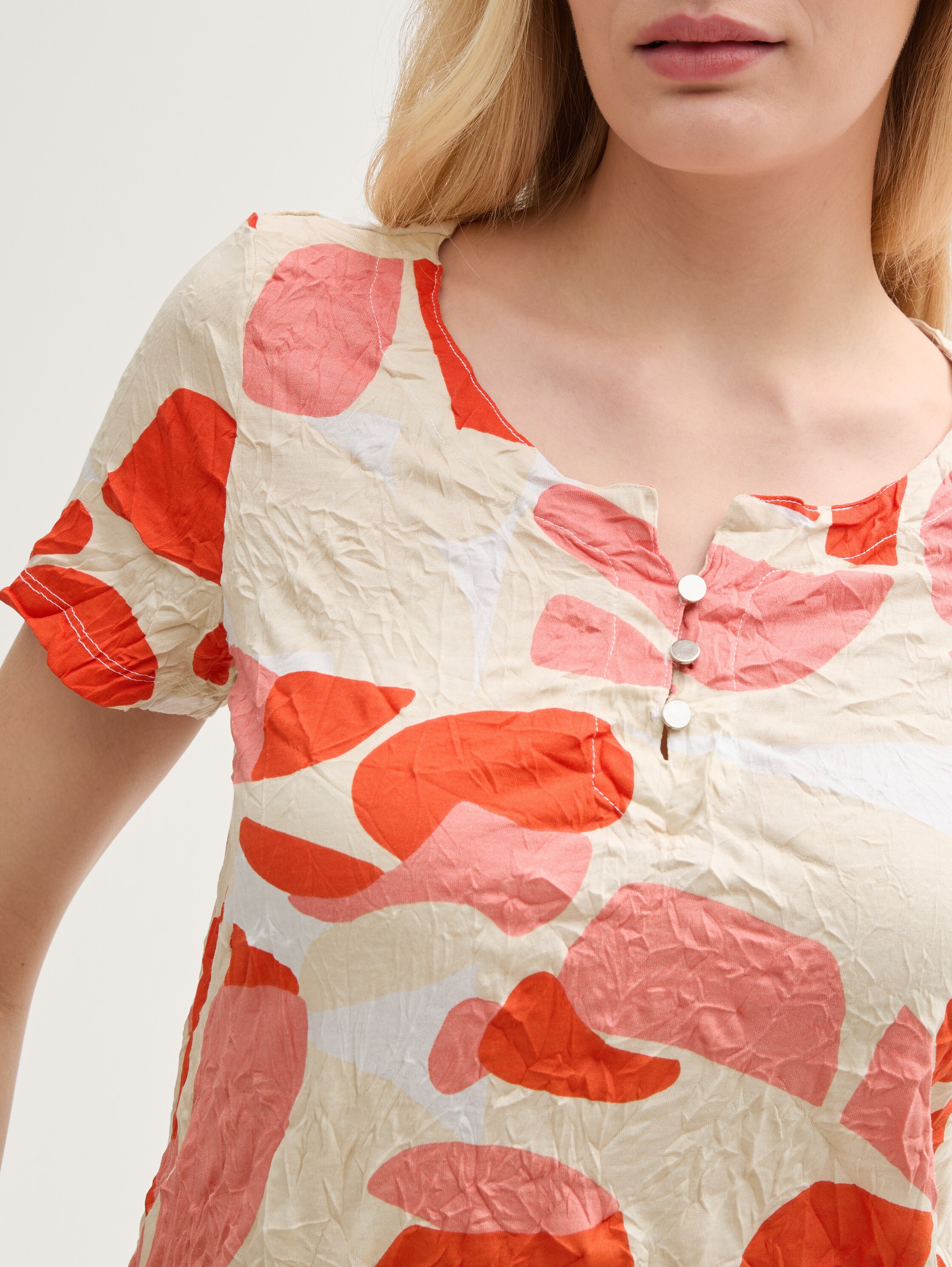 Crinkle T-Shirt mit Muster - red_dots_and_shapes_design - 