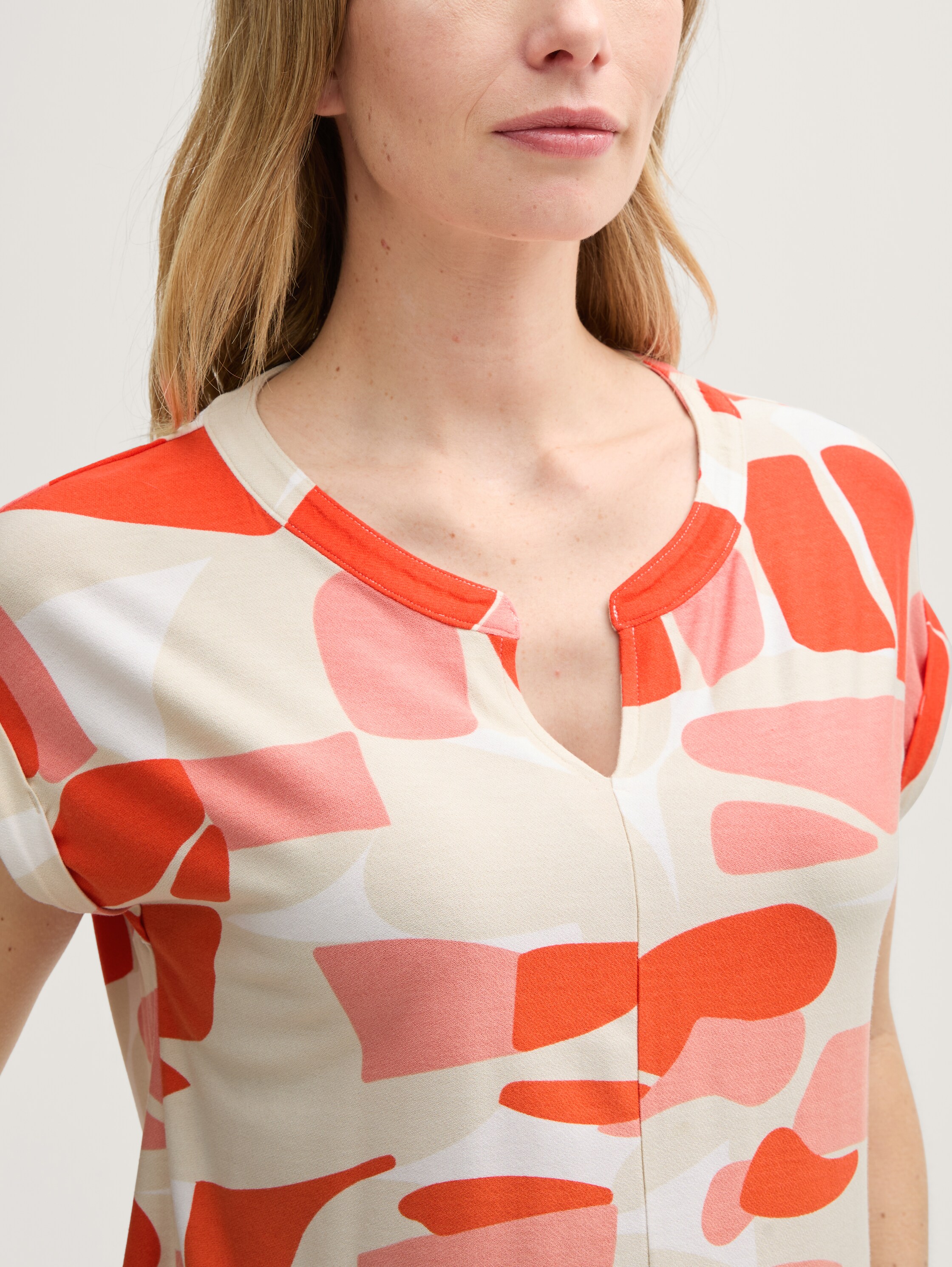 T-Shirt mit Muster - red_dots_and_shapes_design - 