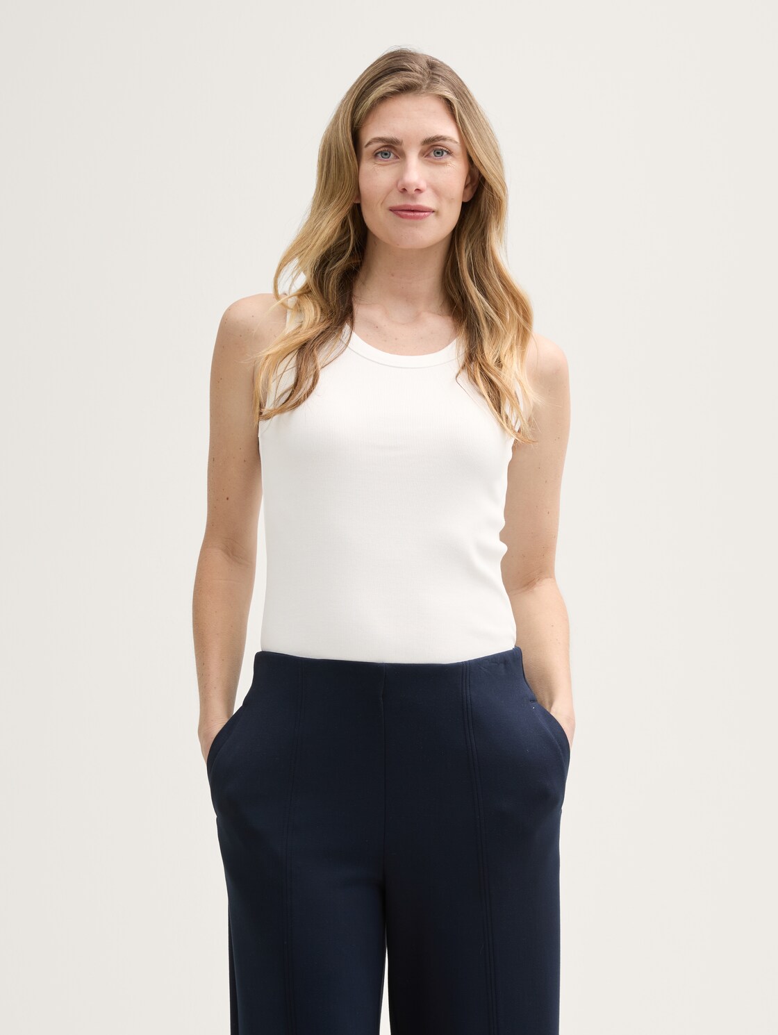 Top mit Rippstruktur - Whisper White - Ausschnitt Model-Vorderansicht