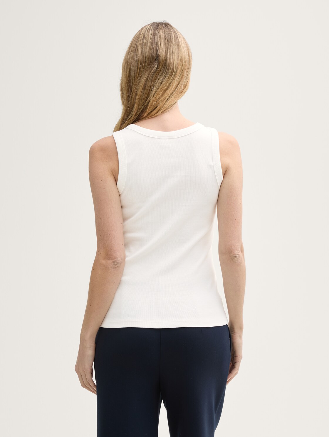 Top mit Rippstruktur - Whisper White - Auschnitt Model-Rückansicht