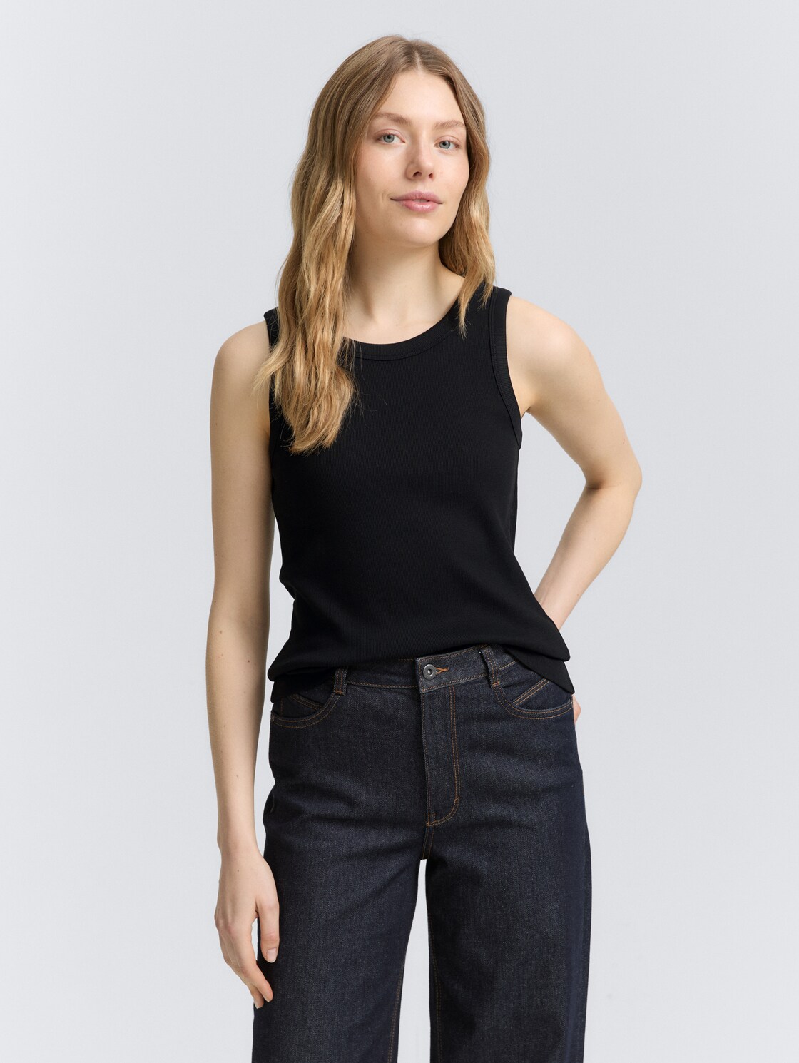 Top mit Rippstruktur - deep black - Ausschnitt Model-Vorderansicht