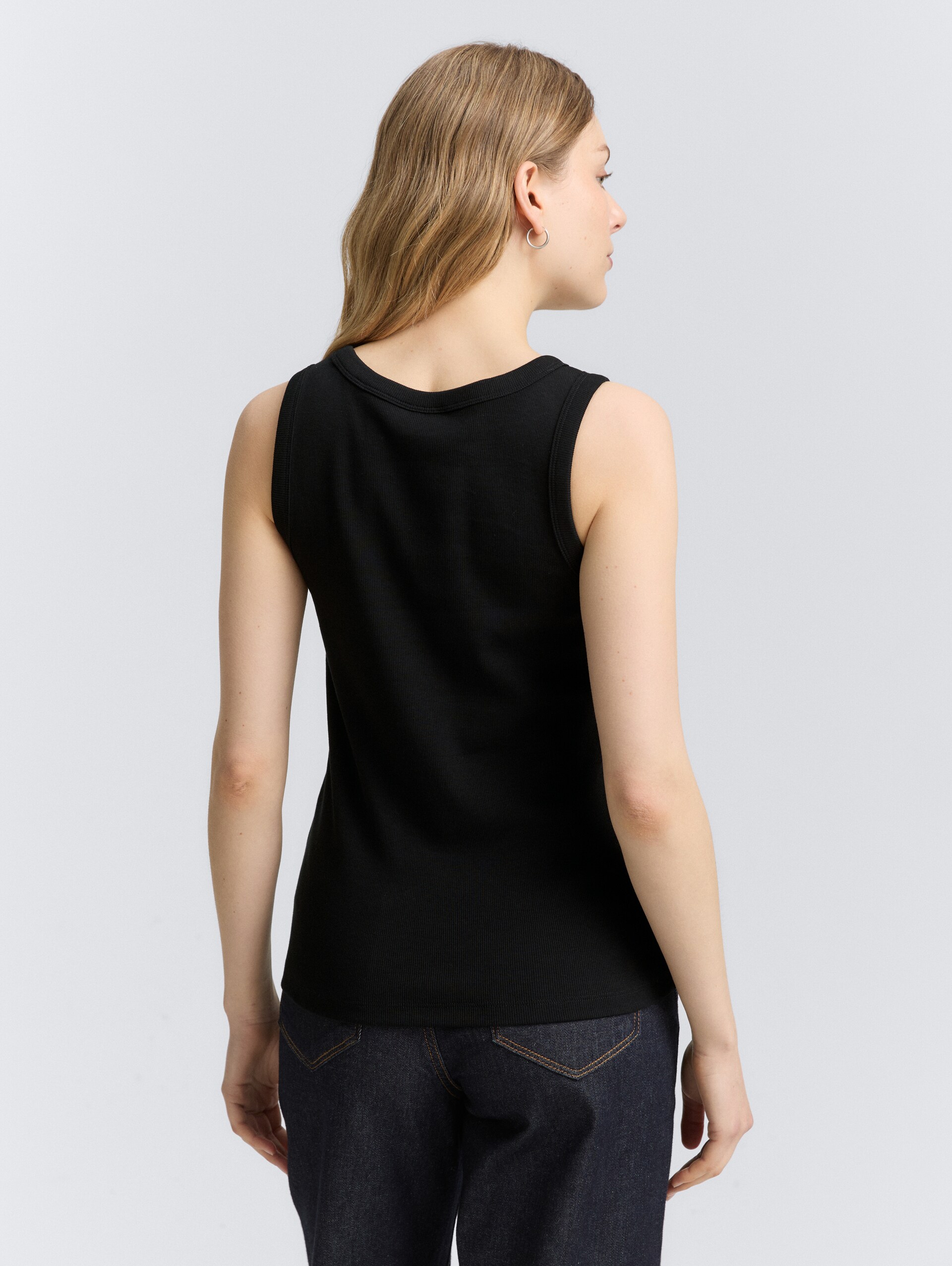 Top met ribstructuur - deep black - Neklijn model-achteraanzicht