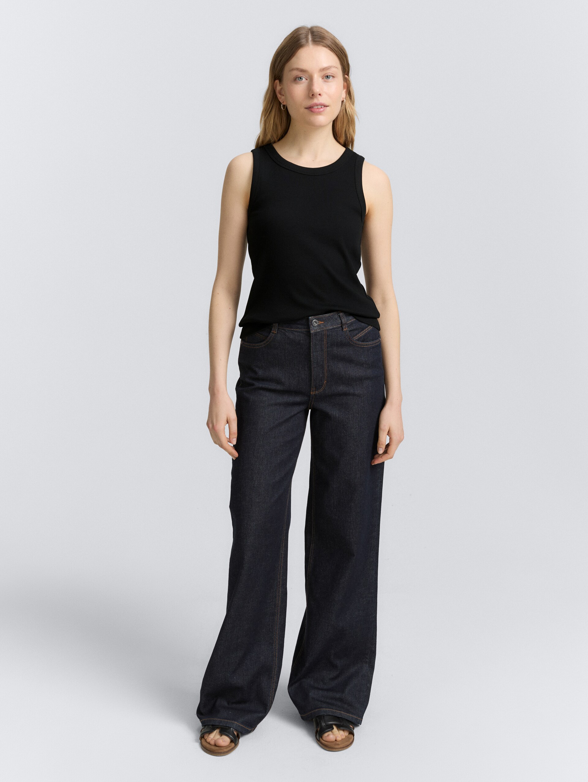 Top met ribstructuur - deep black - Model vooraanzicht