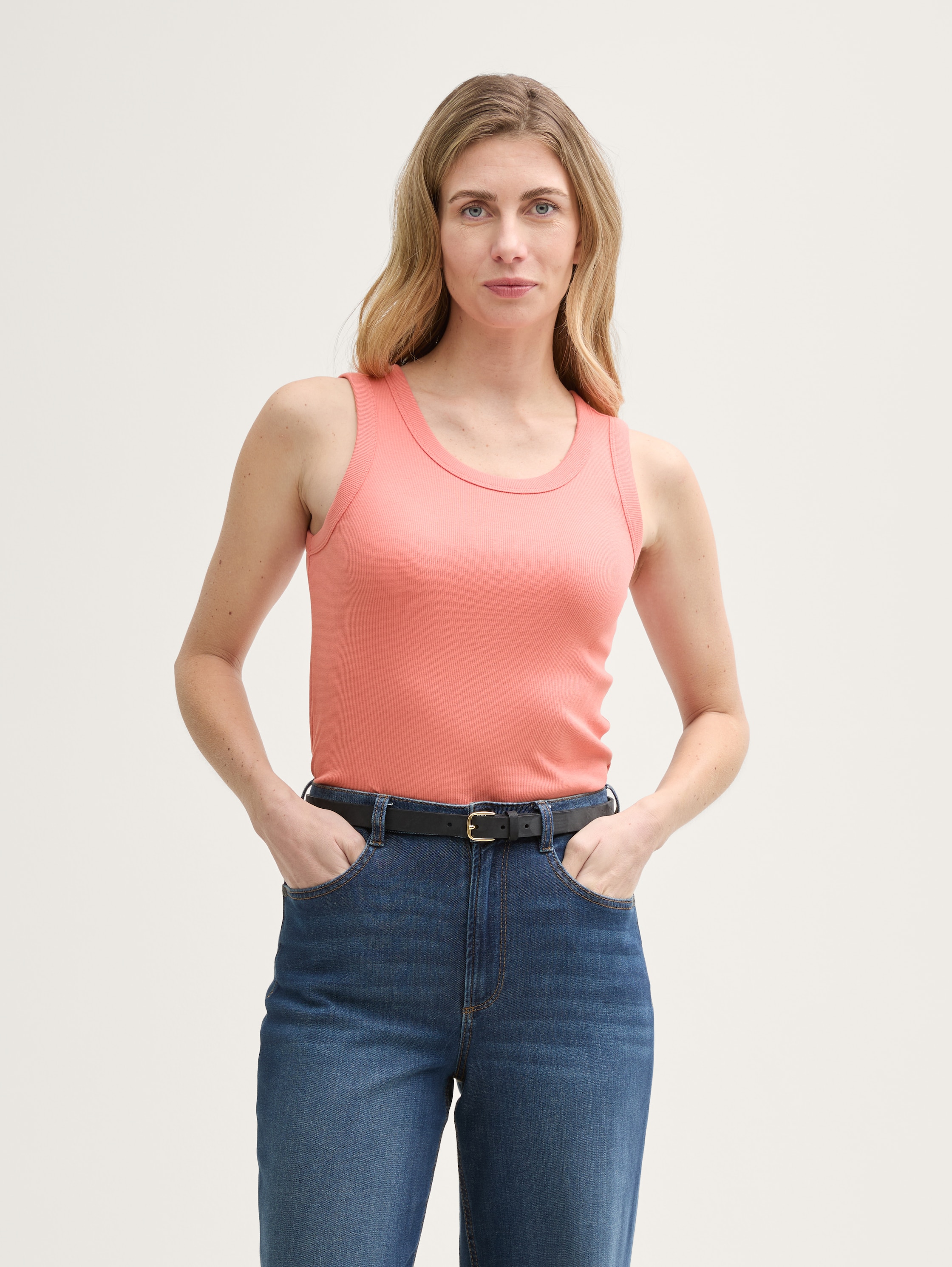 Top mit Rippstruktur - rosewood_pink - Ausschnitt Model-Vorderansicht