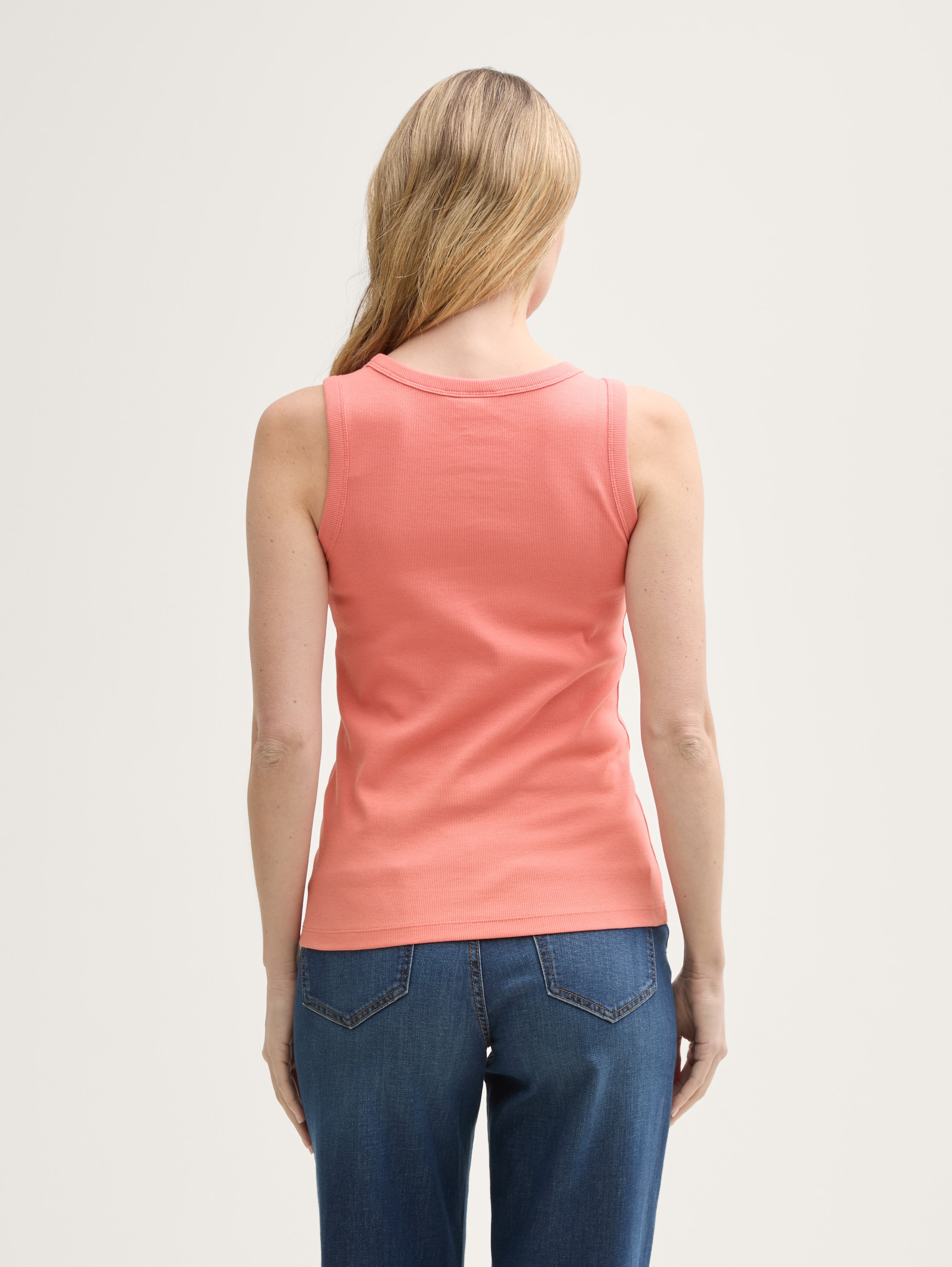 Top mit Rippstruktur - rosewood_pink - Auschnitt Model-Rückansicht