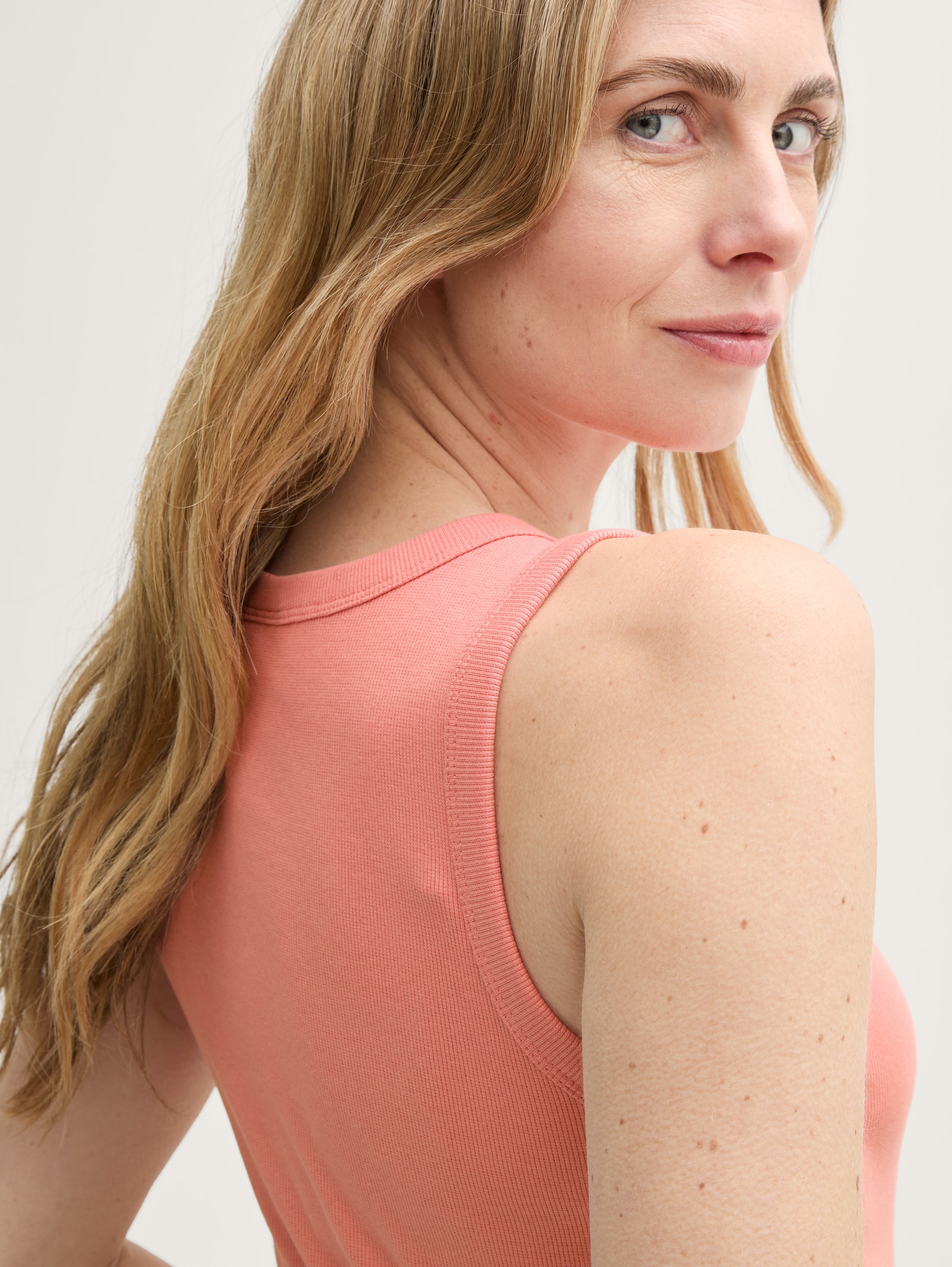 Top mit Rippstruktur - rosewood_pink - Detail-Model-Ansicht