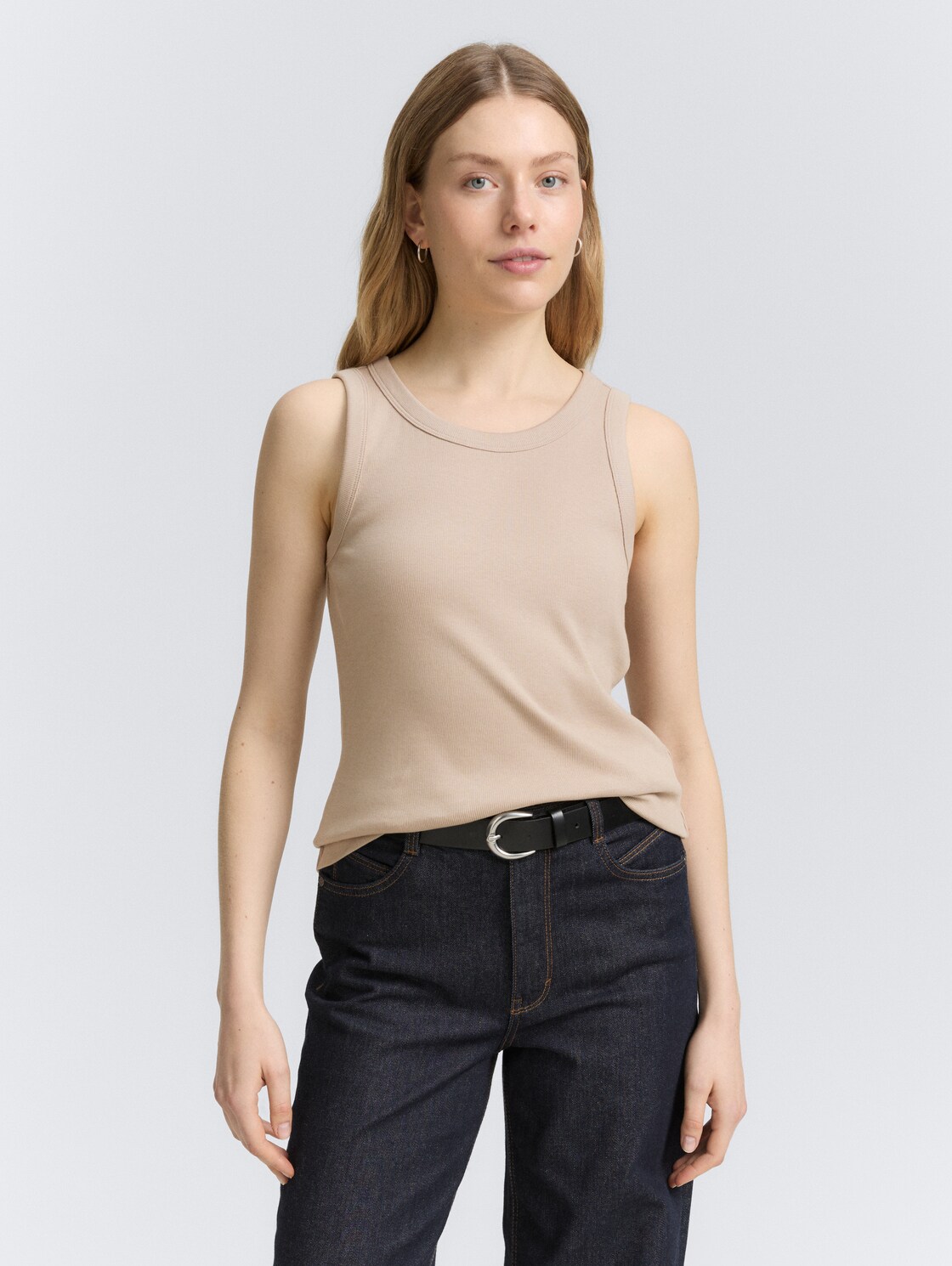 Top mit Rippstruktur - soft taupe grey - Ausschnitt Model-Vorderansicht