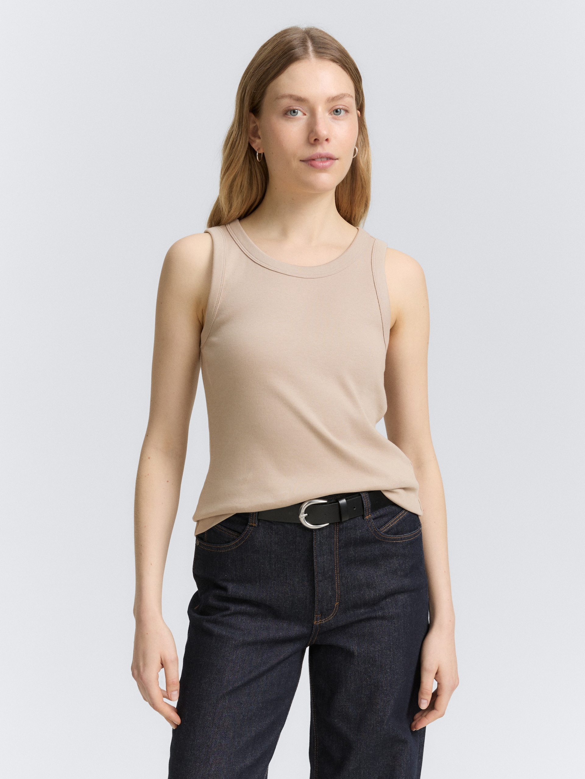 Top met ribstructuur - soft taupe grey - Nek model vooraanzicht