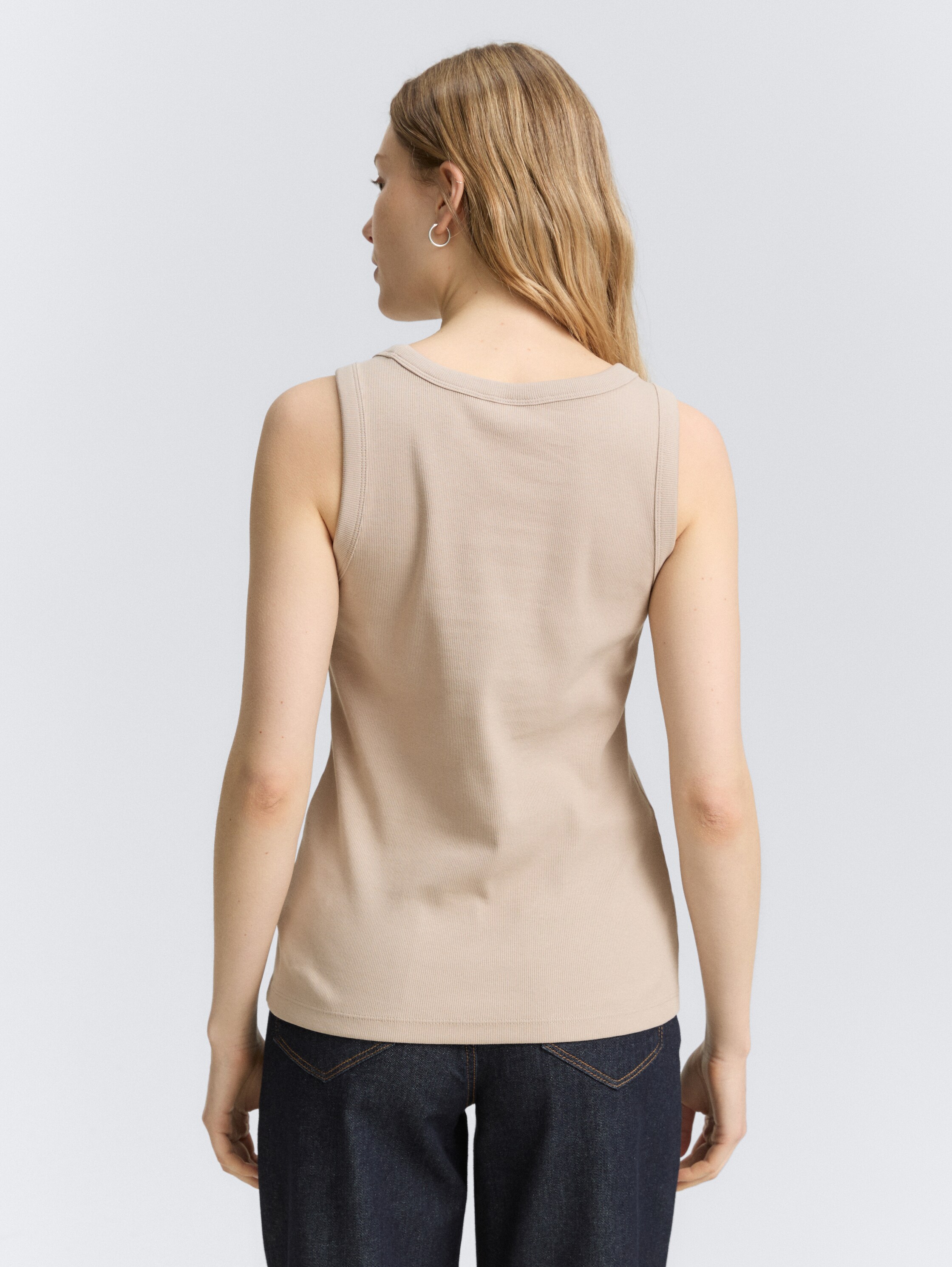 Top met geribbelde structuur - soft taupe grey - Neklijn model-achteraanzicht