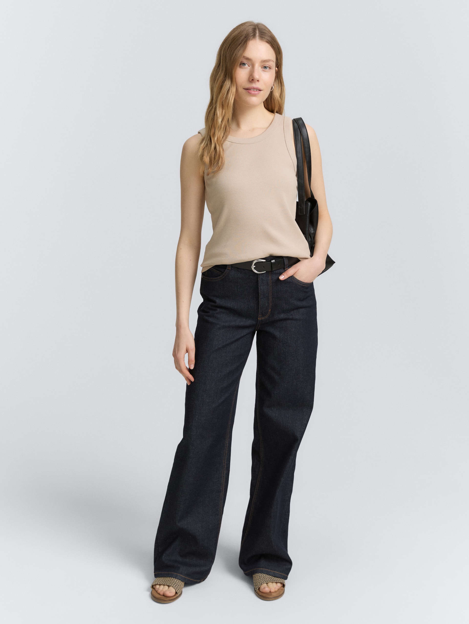 Top met ribstructuur - soft taupe grey - Model vooraanzicht