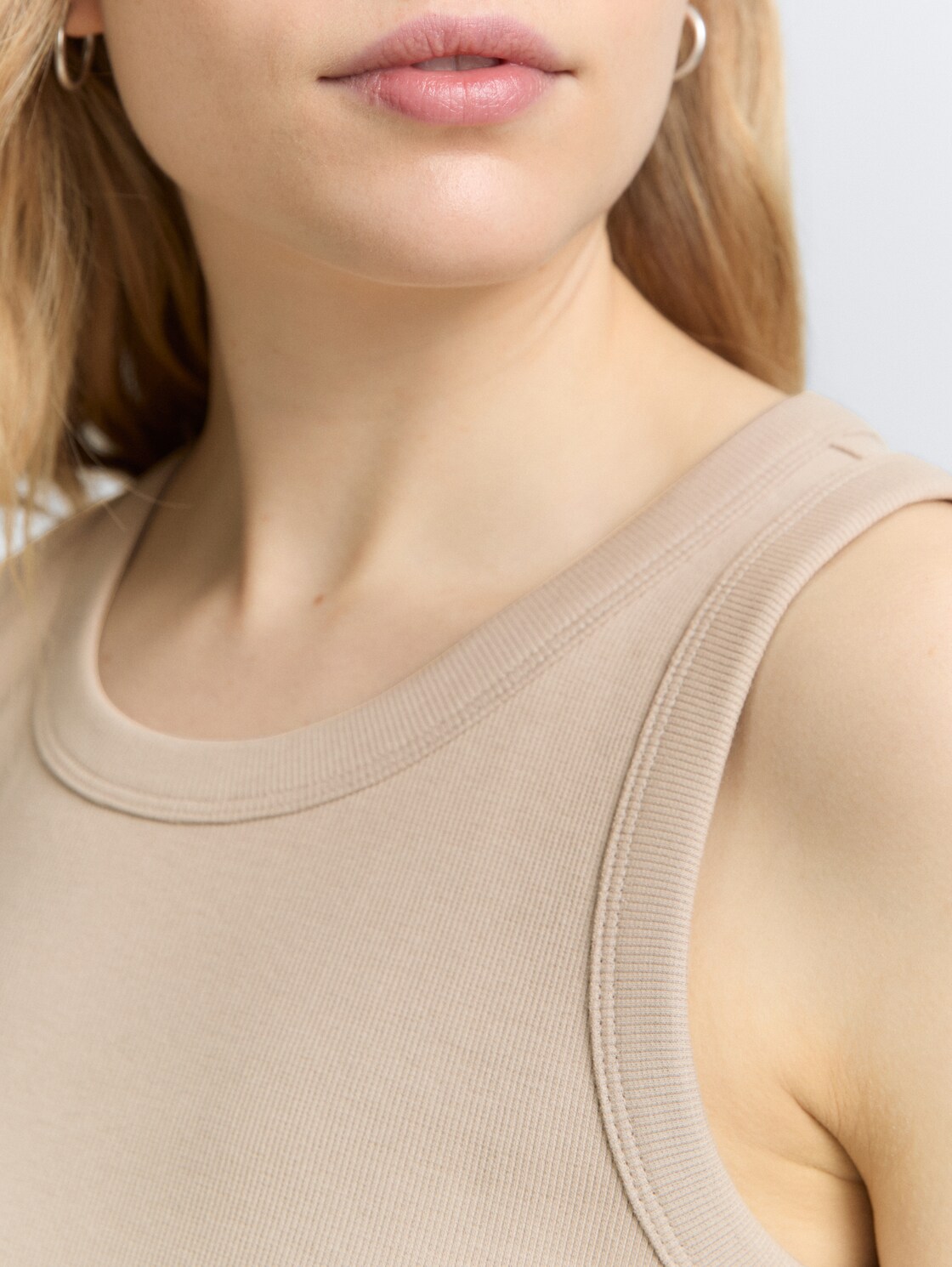 Top mit Rippstruktur - soft taupe grey - Detail-Model-Ansicht