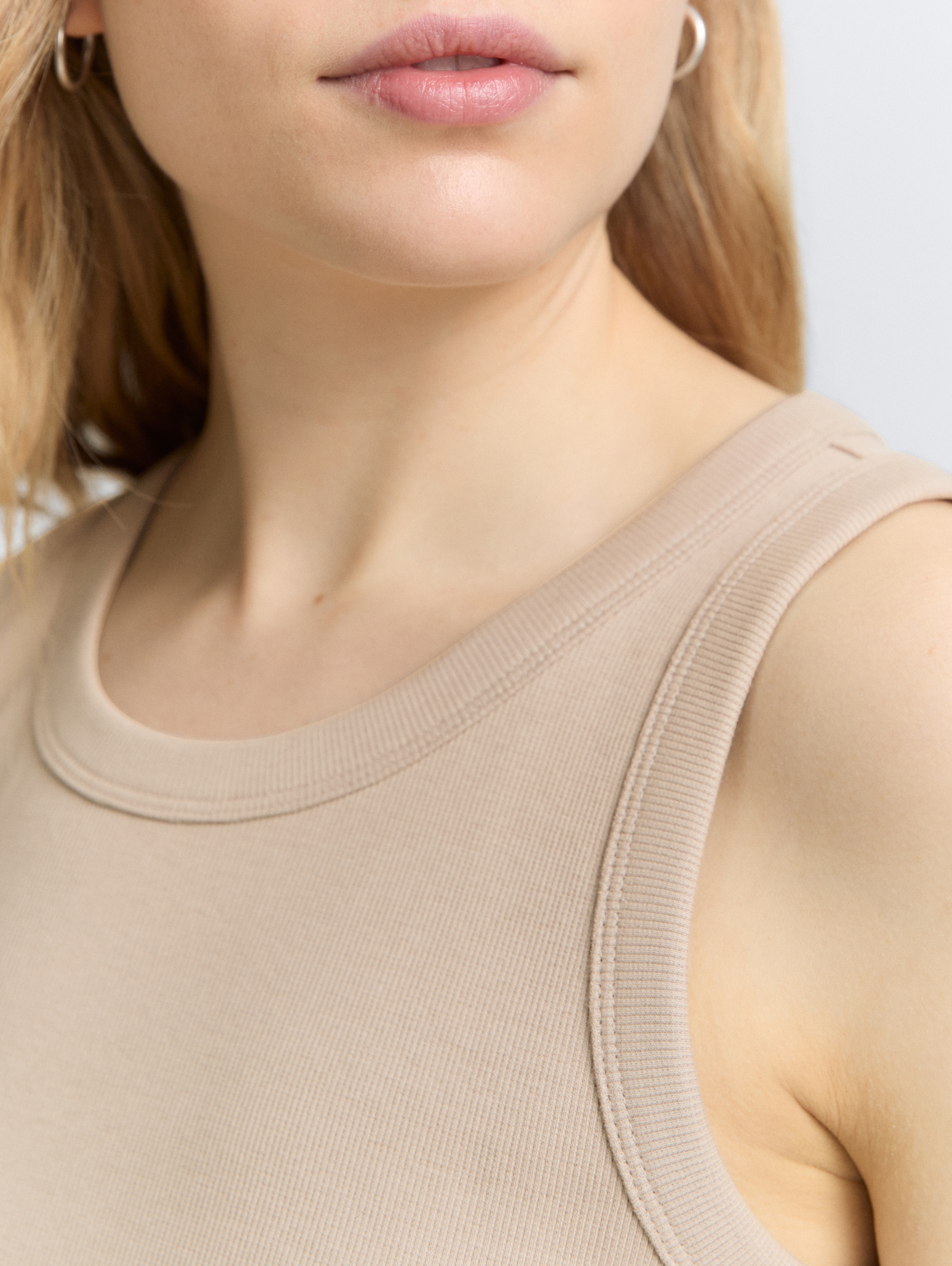 Top met ribstructuur - soft taupe grey - Detailaanzicht model