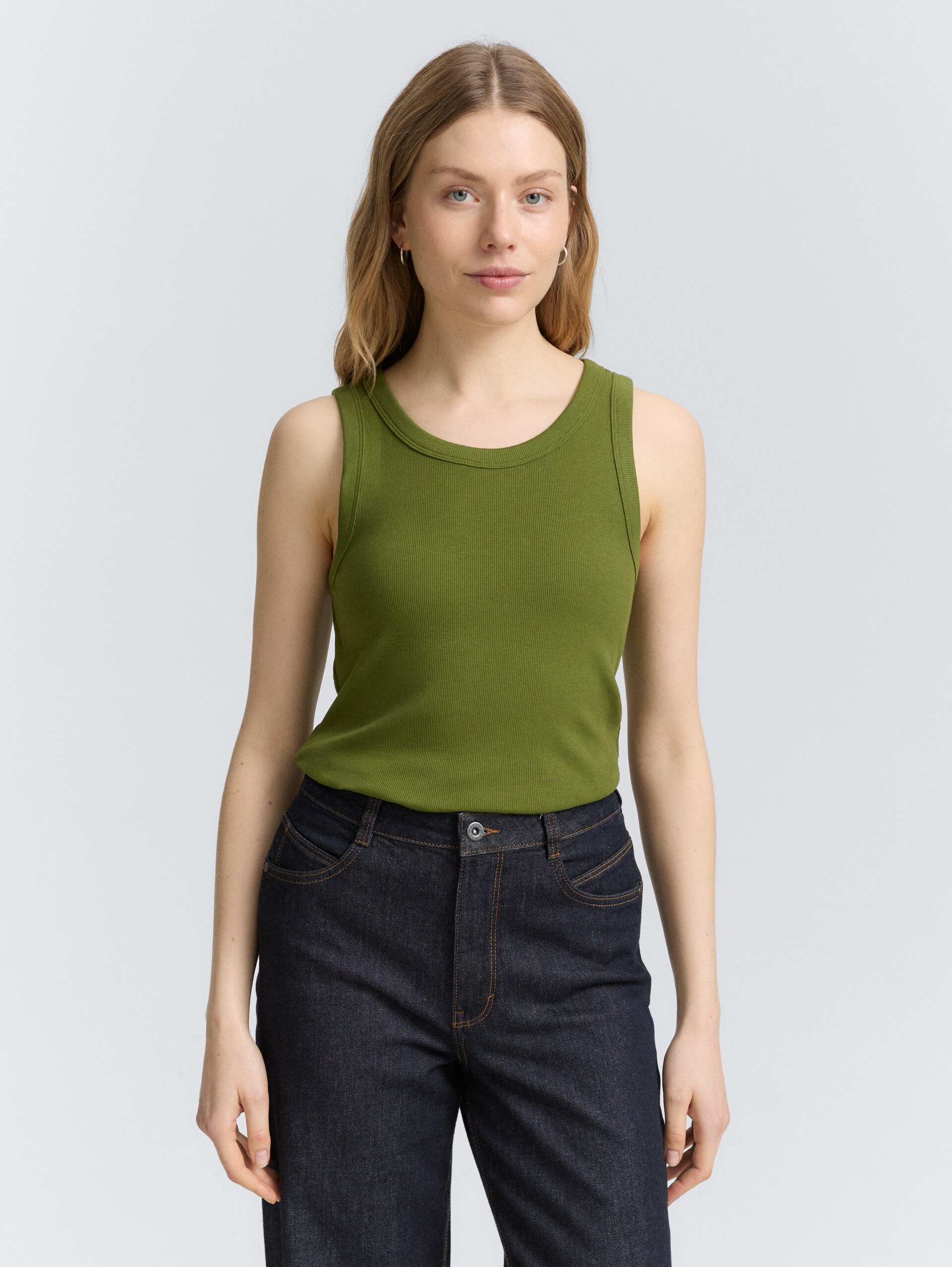 Top met ribstructuur - deep ivy green - Nek model vooraanzicht