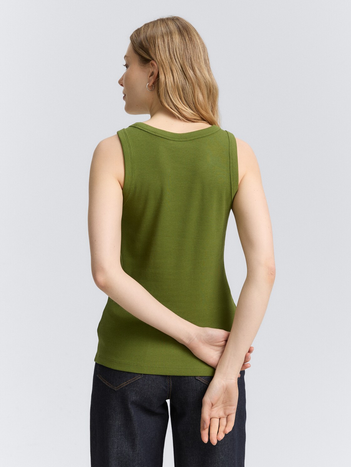 Top mit Rippstruktur - deep ivy green - Auschnitt Model-Rückansicht