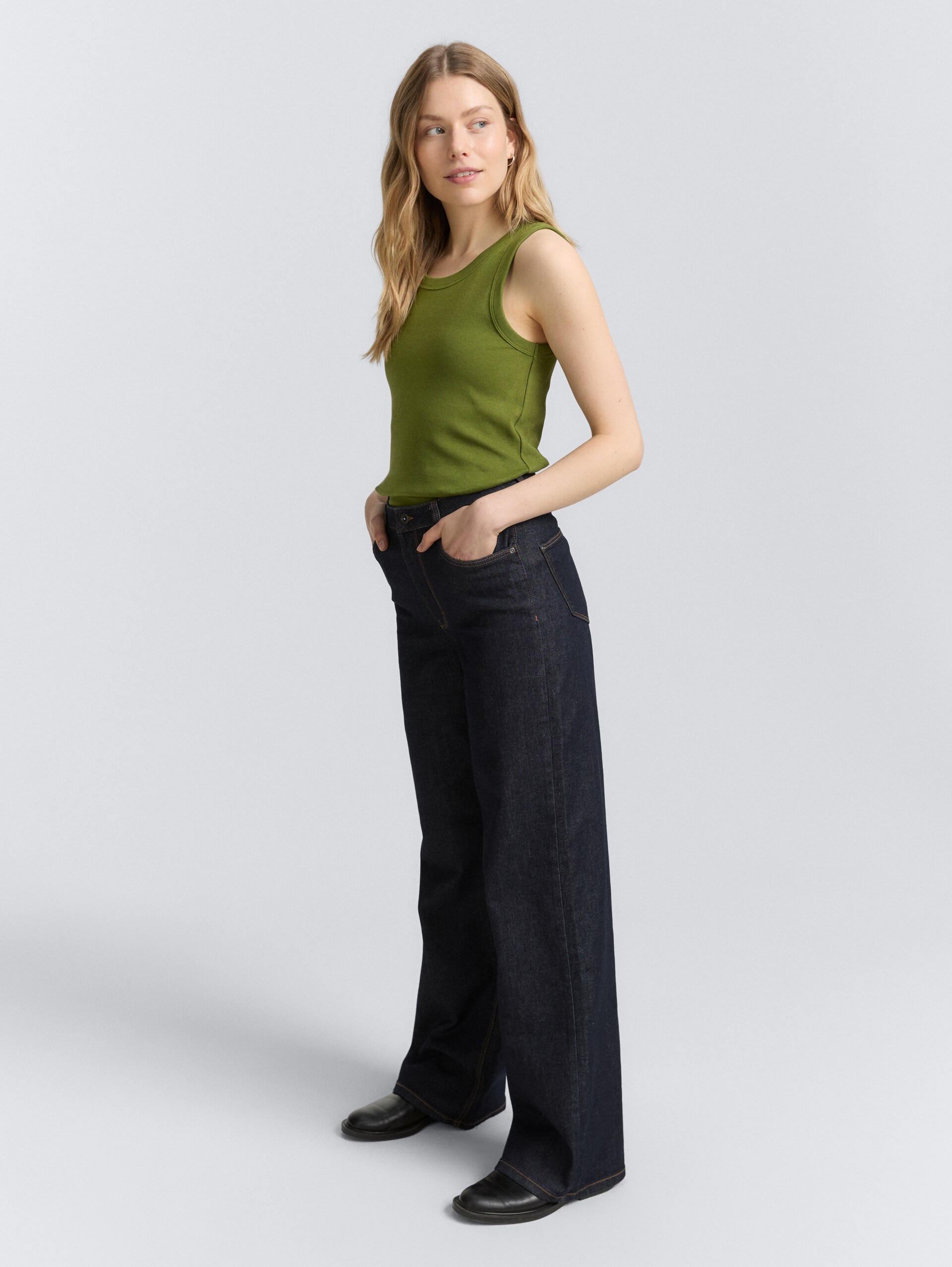 Top met ribstructuur - deep ivy green - Model vooraanzicht