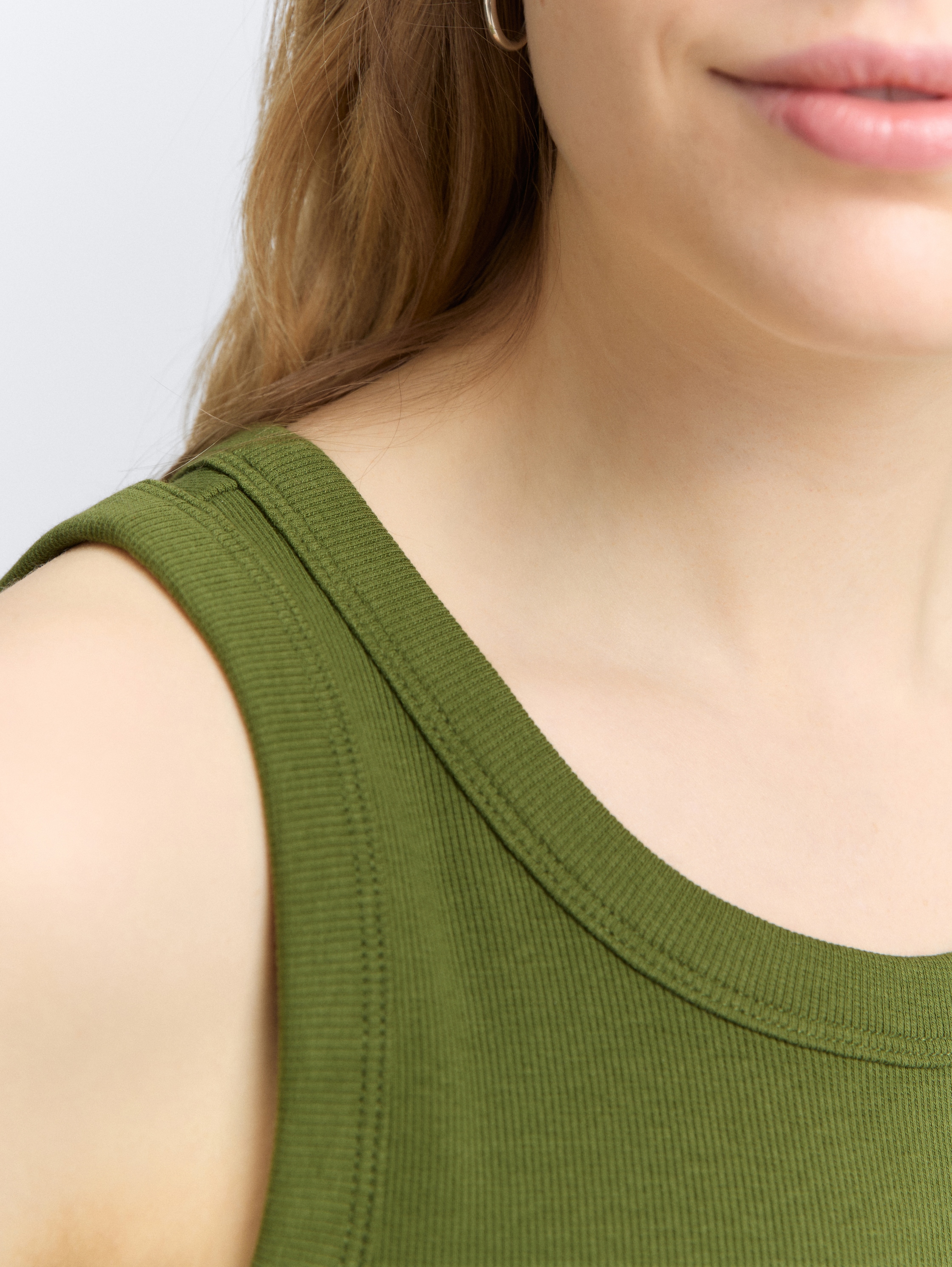 Top mit Rippstruktur - deep ivy green - Detail-Model-Ansicht