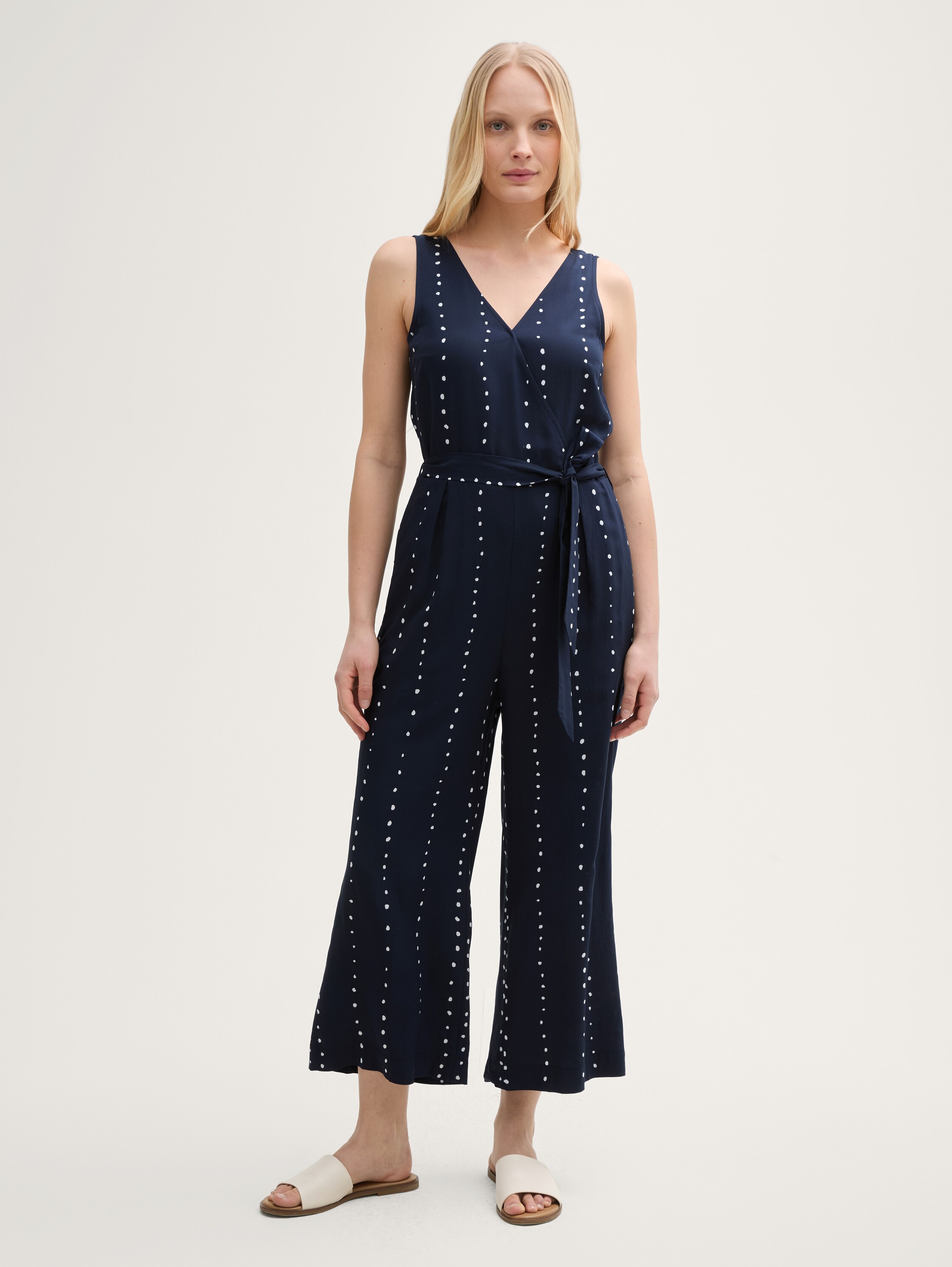 Jumpsuit mit Allover-Print - navy_dot_print - Model-Vorderansicht
