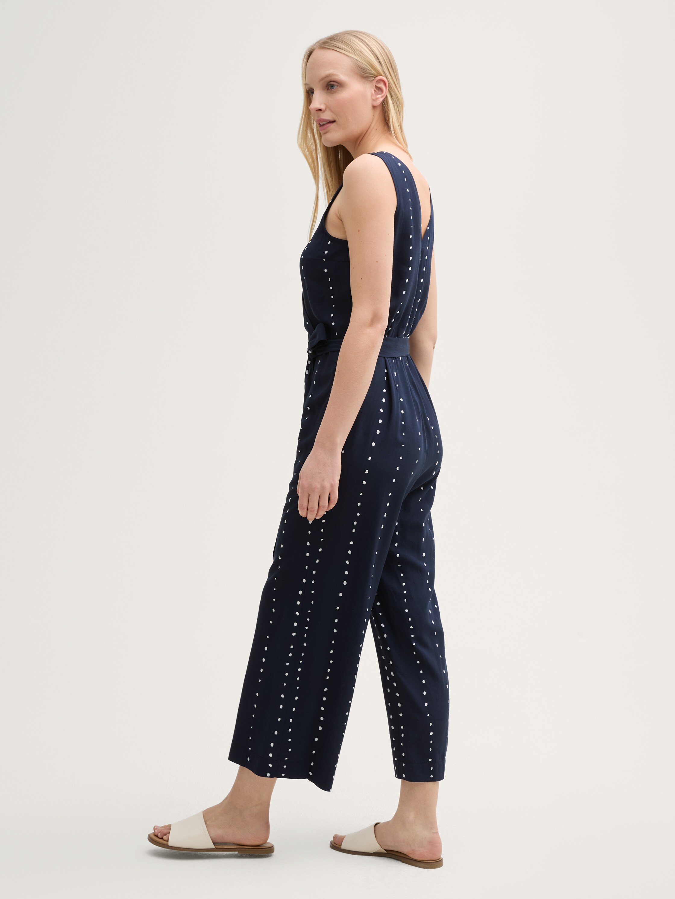 Jumpsuit mit Allover-Print - navy_dot_print - seitliche Model-Ansicht