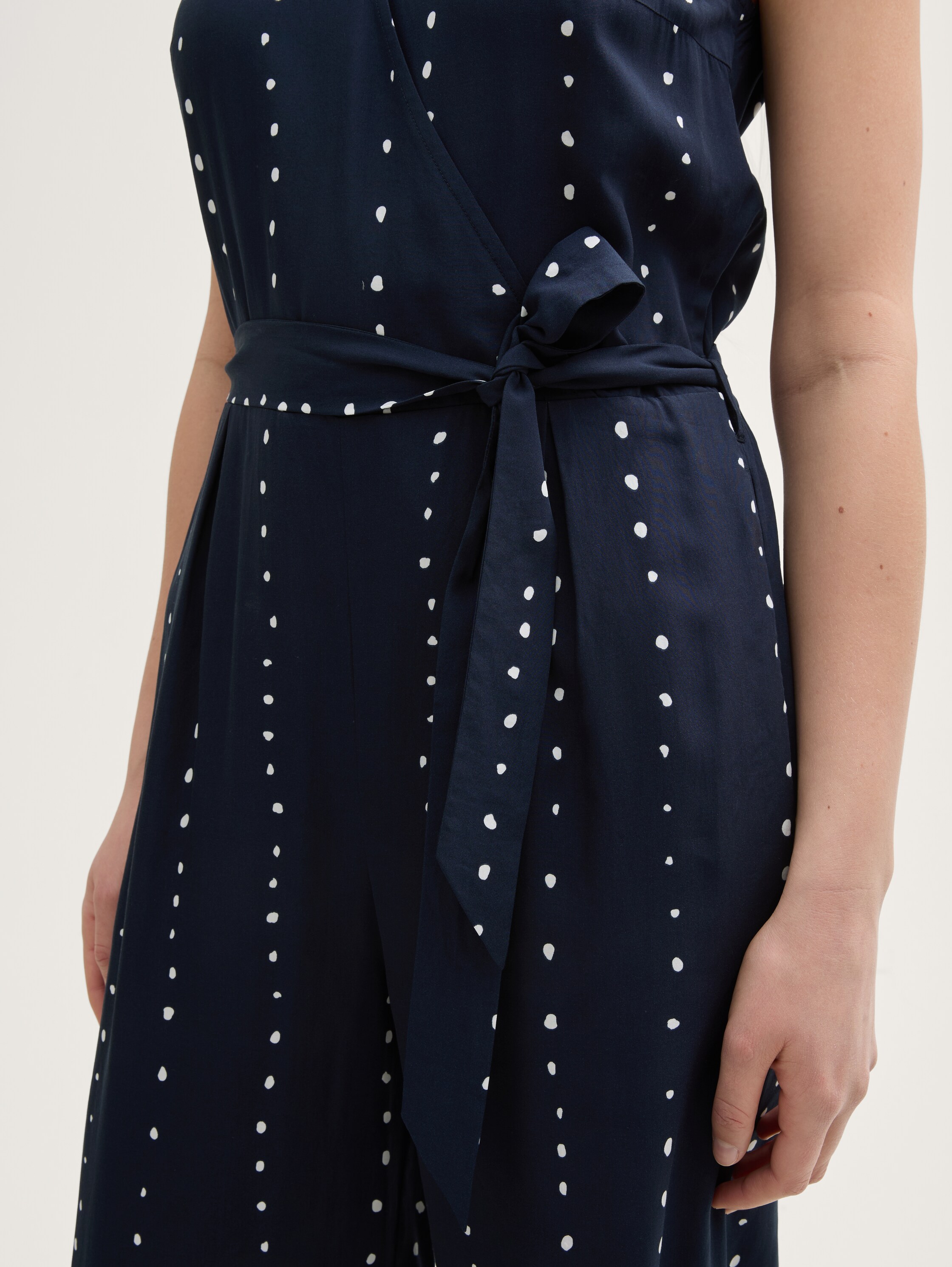 Jumpsuit mit Allover-Print - navy_dot_print - Detail-Model-Ansicht