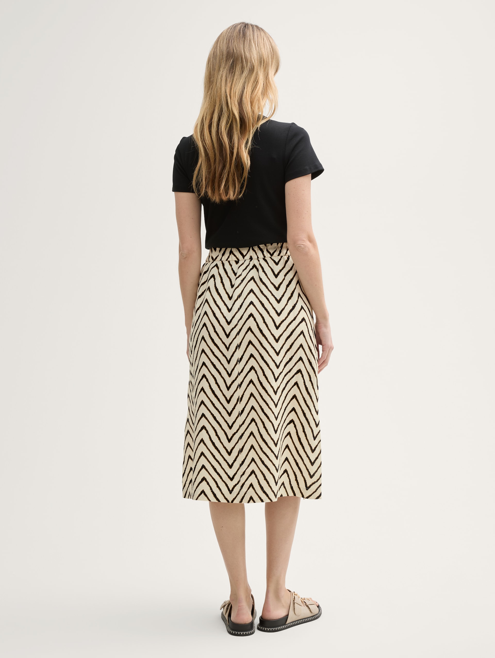 Midi-rok met hoge taille en linnen inhoud - natural zig zag design - Neklijn model-achteraanzicht