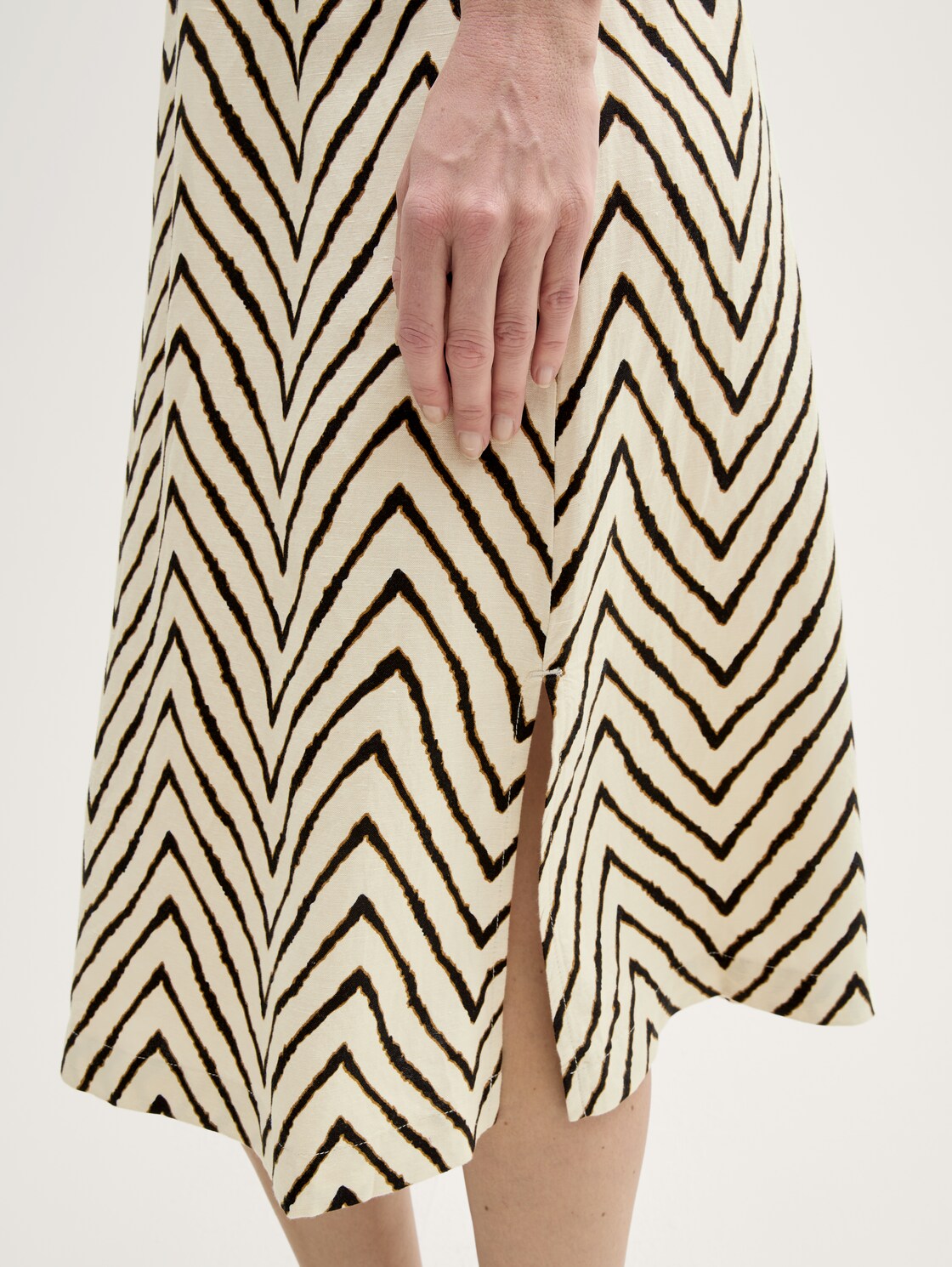 High Waist Midi-Rock mit Leinenanteil - natural zig zag design - Detail-Model-Ansicht