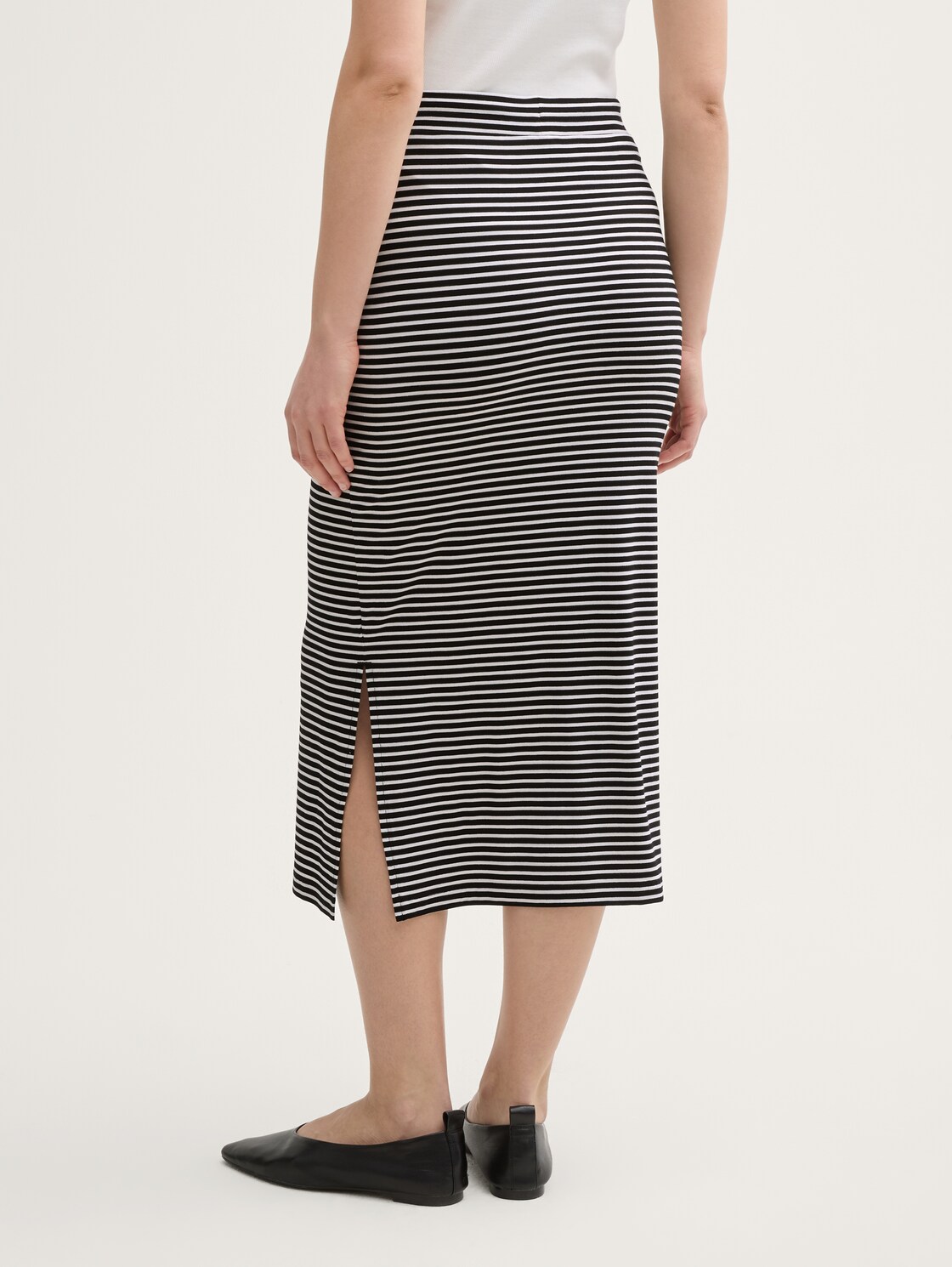 Jersey Midi-Rock - white black irregular stripe - Auschnitt Model-Rückansicht