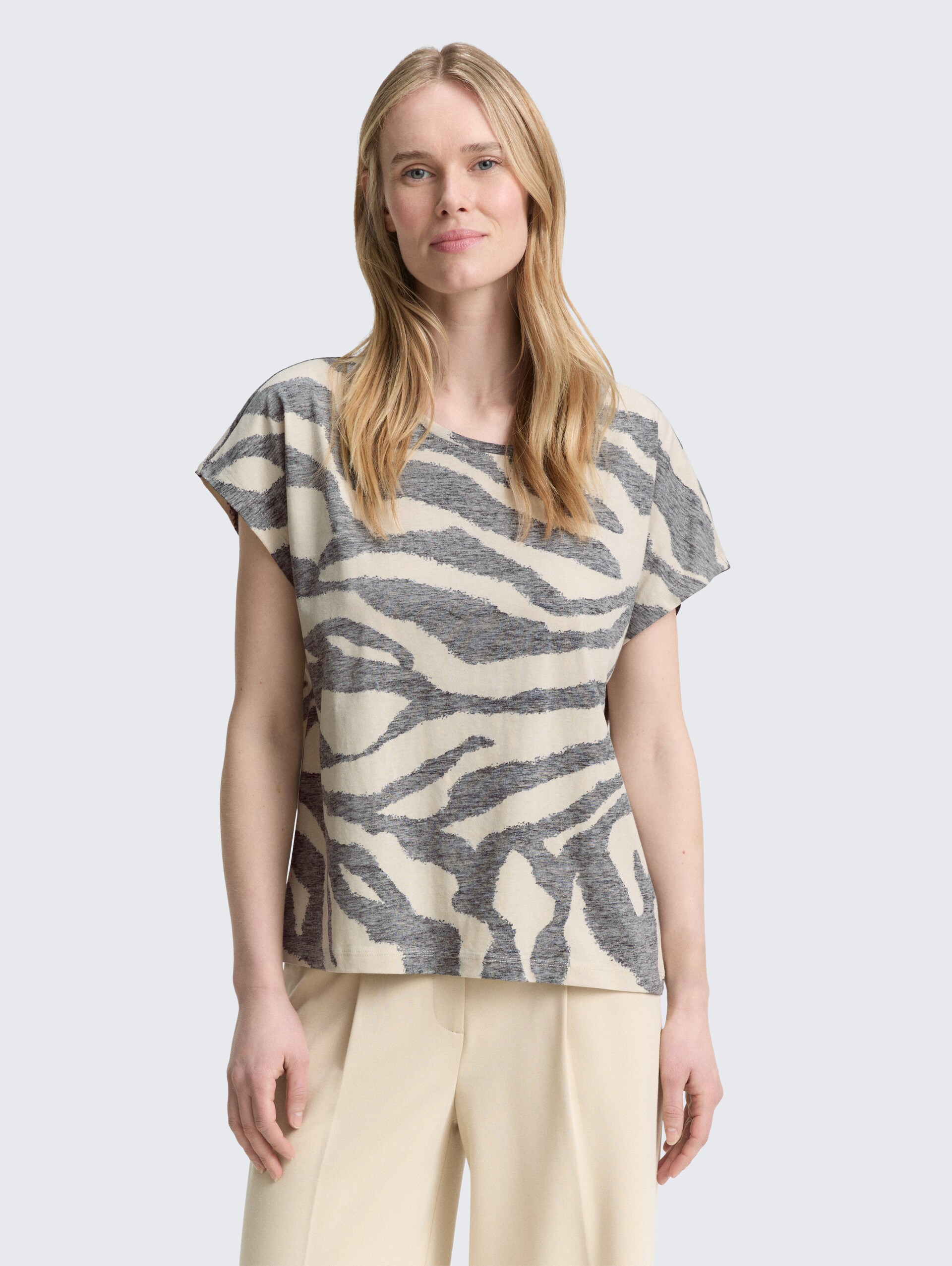 T-Shirt mit Inside-Out Print - inside printed beige zebra - Ausschnitt Model-Vorderansicht