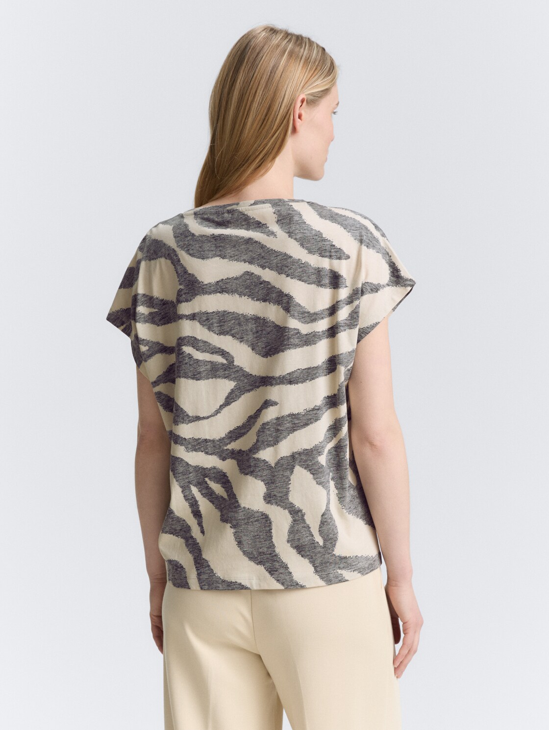 T-Shirt mit Inside-Out Print - inside printed beige zebra - Auschnitt Model-Rückansicht