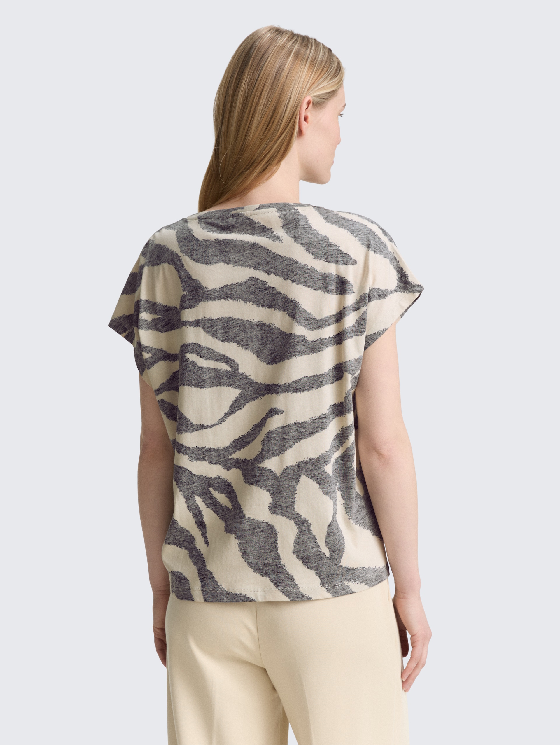 T-Shirt mit Inside-Out Print - inside printed beige zebra - Auschnitt Model-Rückansicht