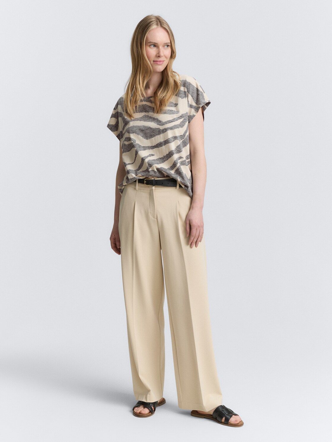 T-Shirt mit Inside-Out Print - inside printed beige zebra - Model-Vorderansicht