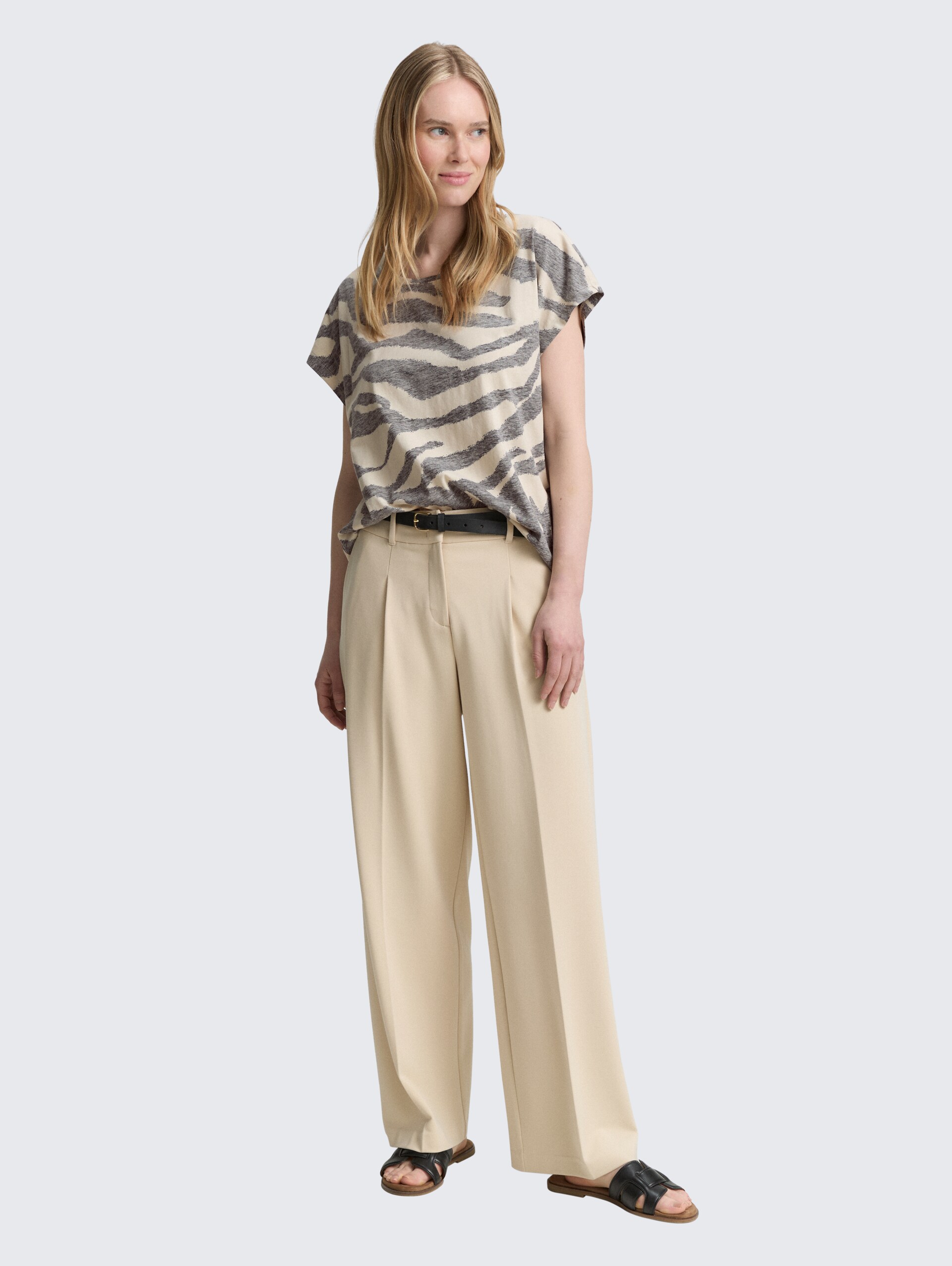 T-Shirt mit Inside-Out Print - inside printed beige zebra - Model-Vorderansicht
