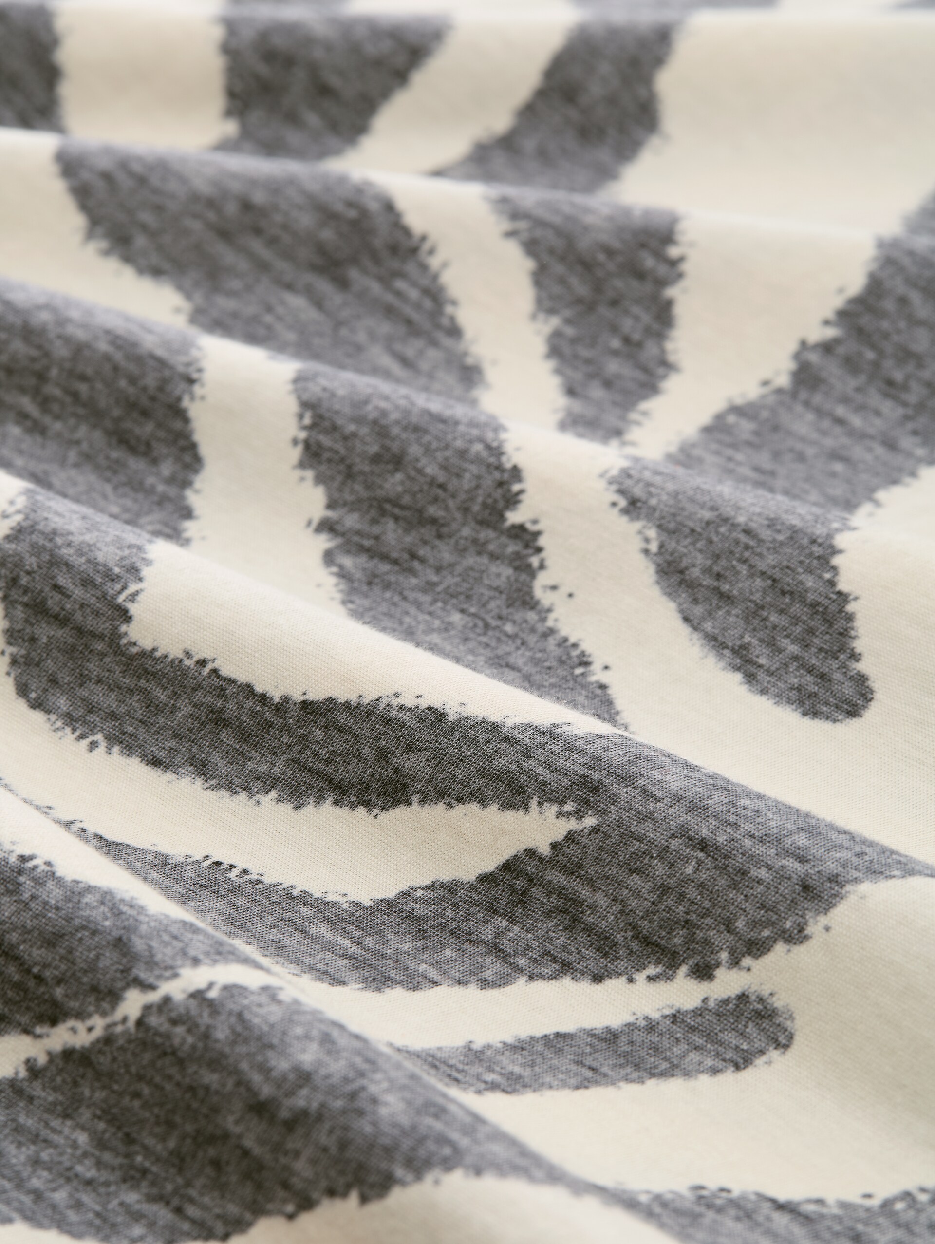 T-Shirt mit Inside-Out Print - inside printed beige zebra - Material-Ansicht