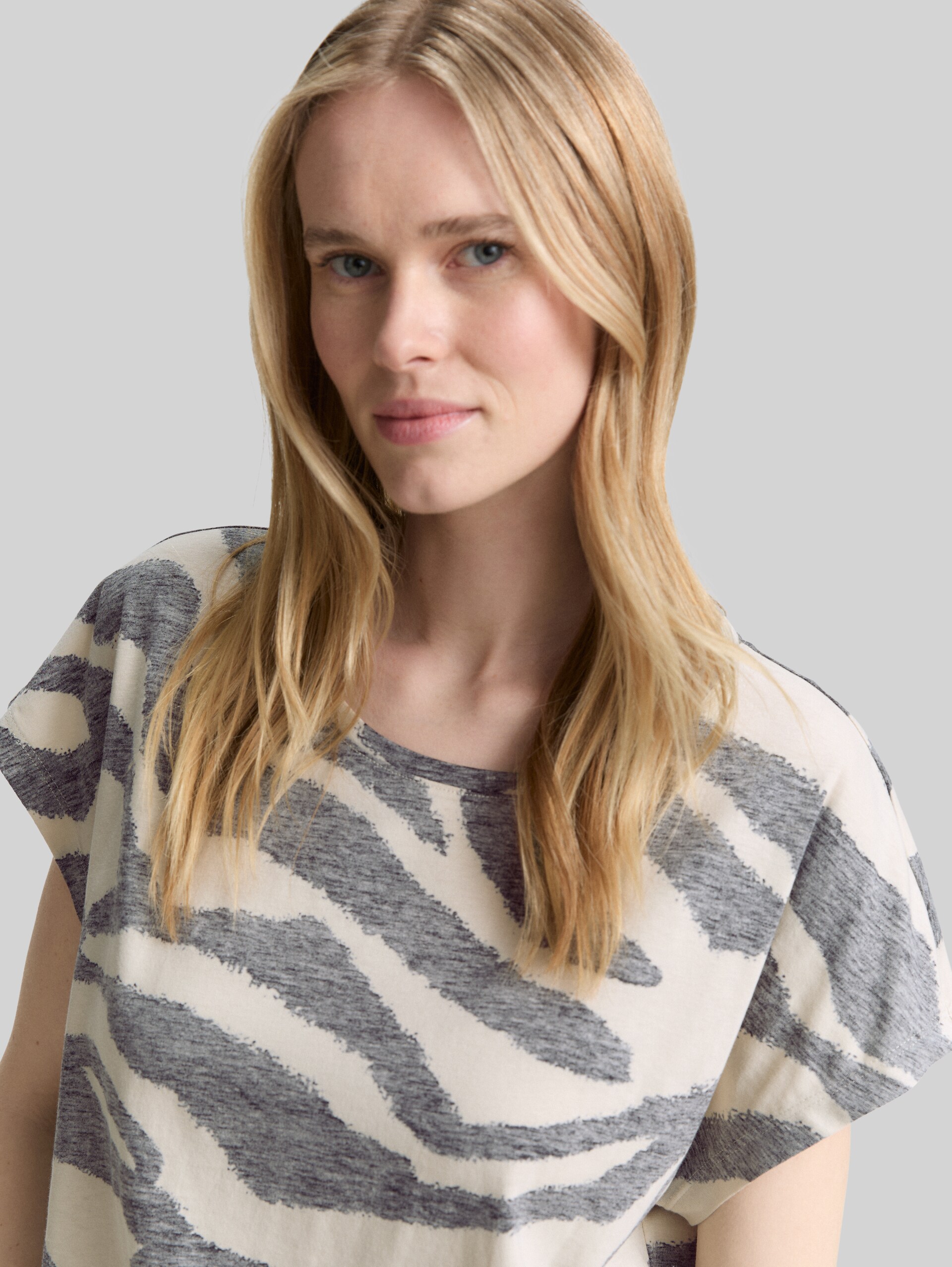 T-Shirt mit Inside-Out Print - inside printed beige zebra - Detail-Model-Ansicht
