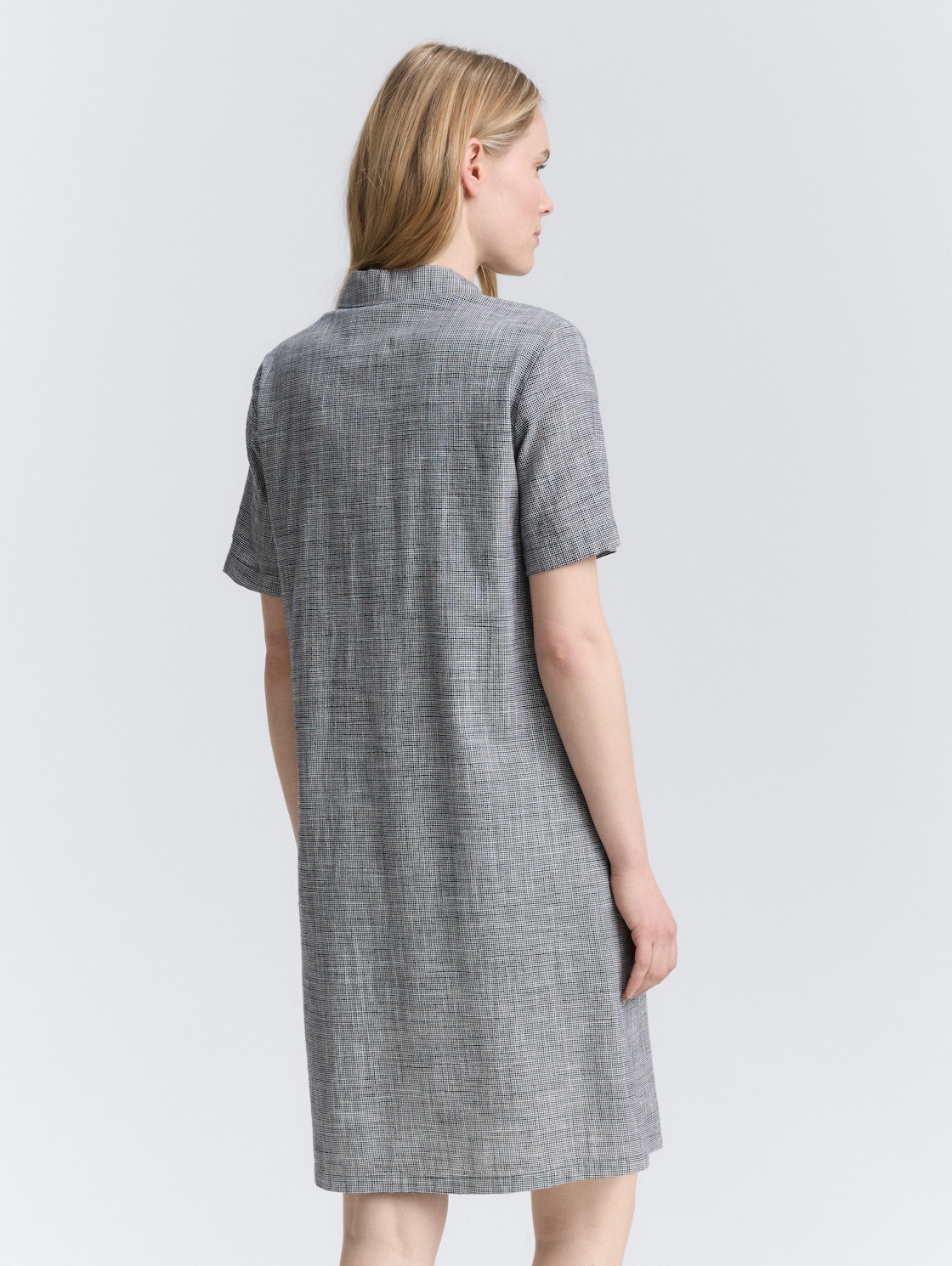 Blusenkleid mit Brusttaschen - midnight navy blue - Model-Rückansicht