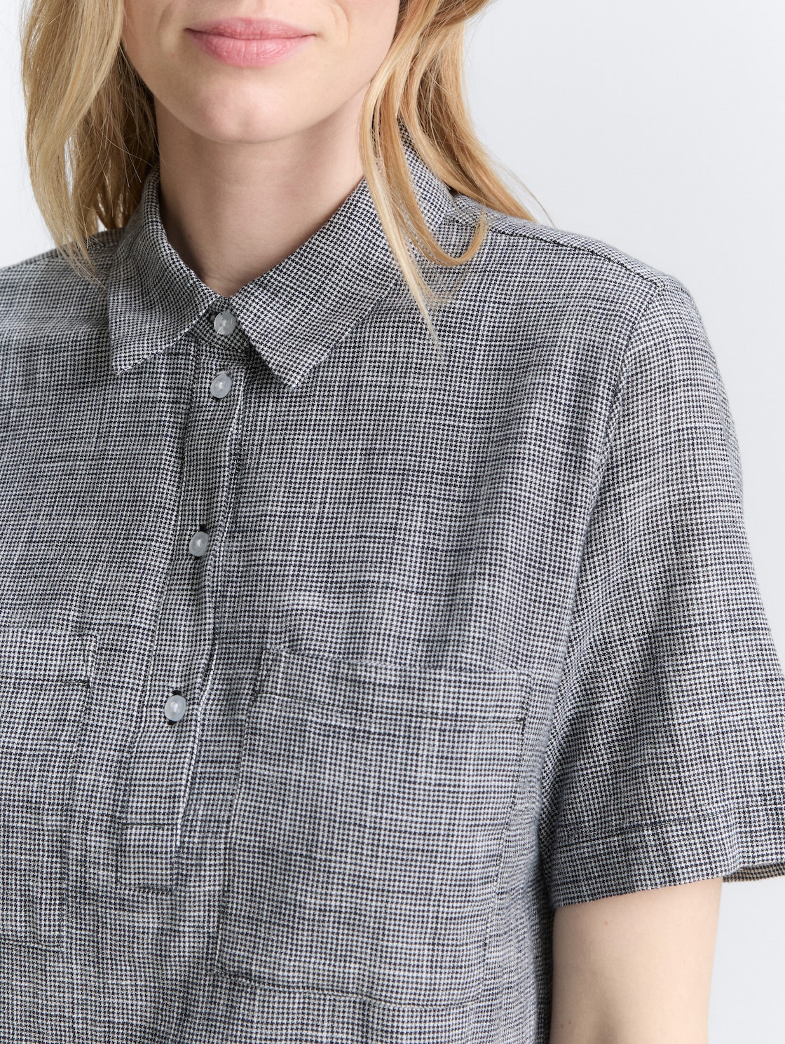 Blusenkleid mit Brusttaschen - midnight navy blue - Detail-Model-Ansicht