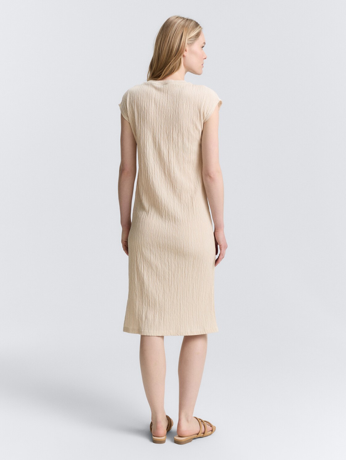 Crinkle dress - champagne structure - Model-back view