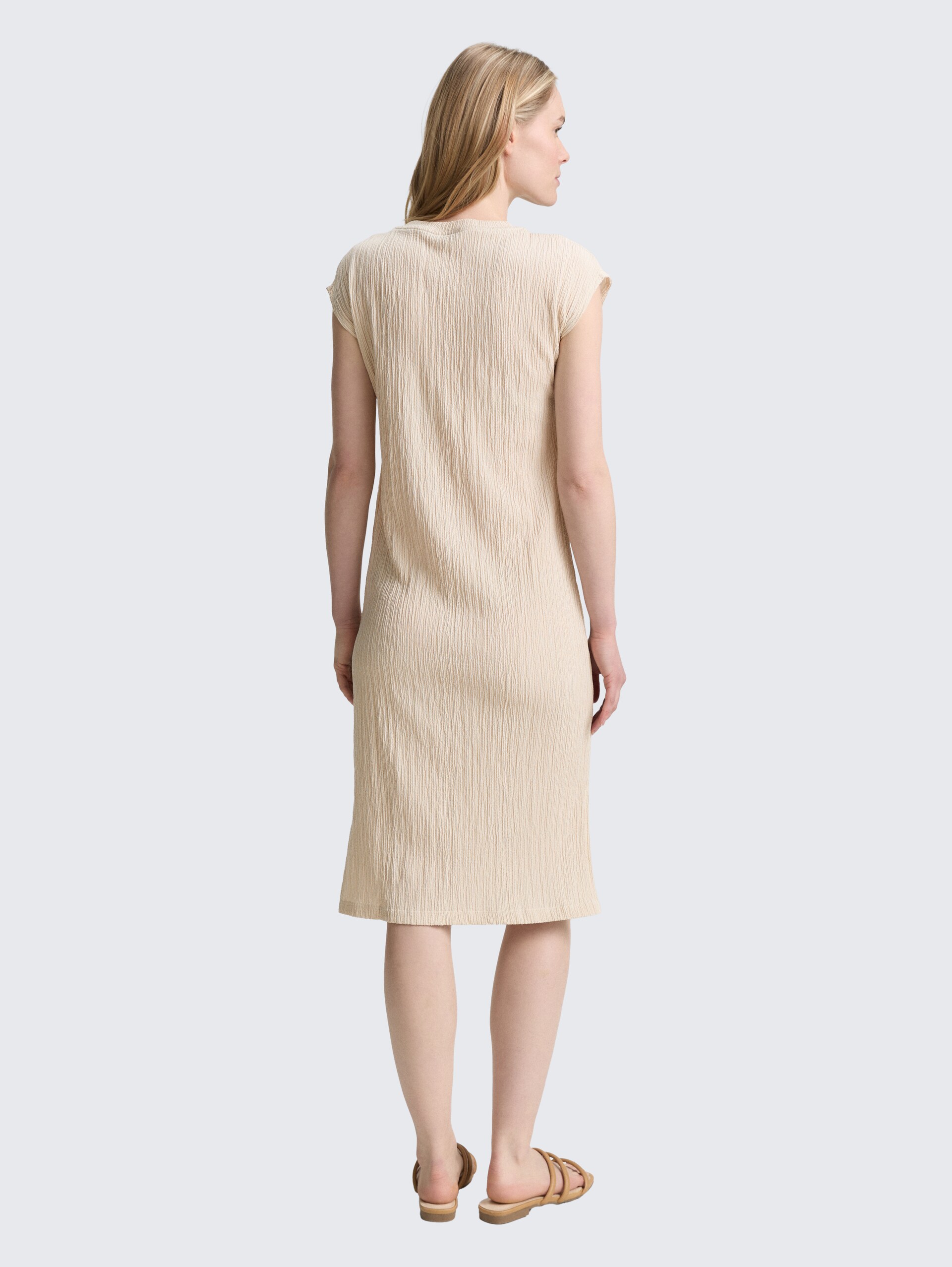 Crinkle Kleid - champagne structure - Model-Rückansicht