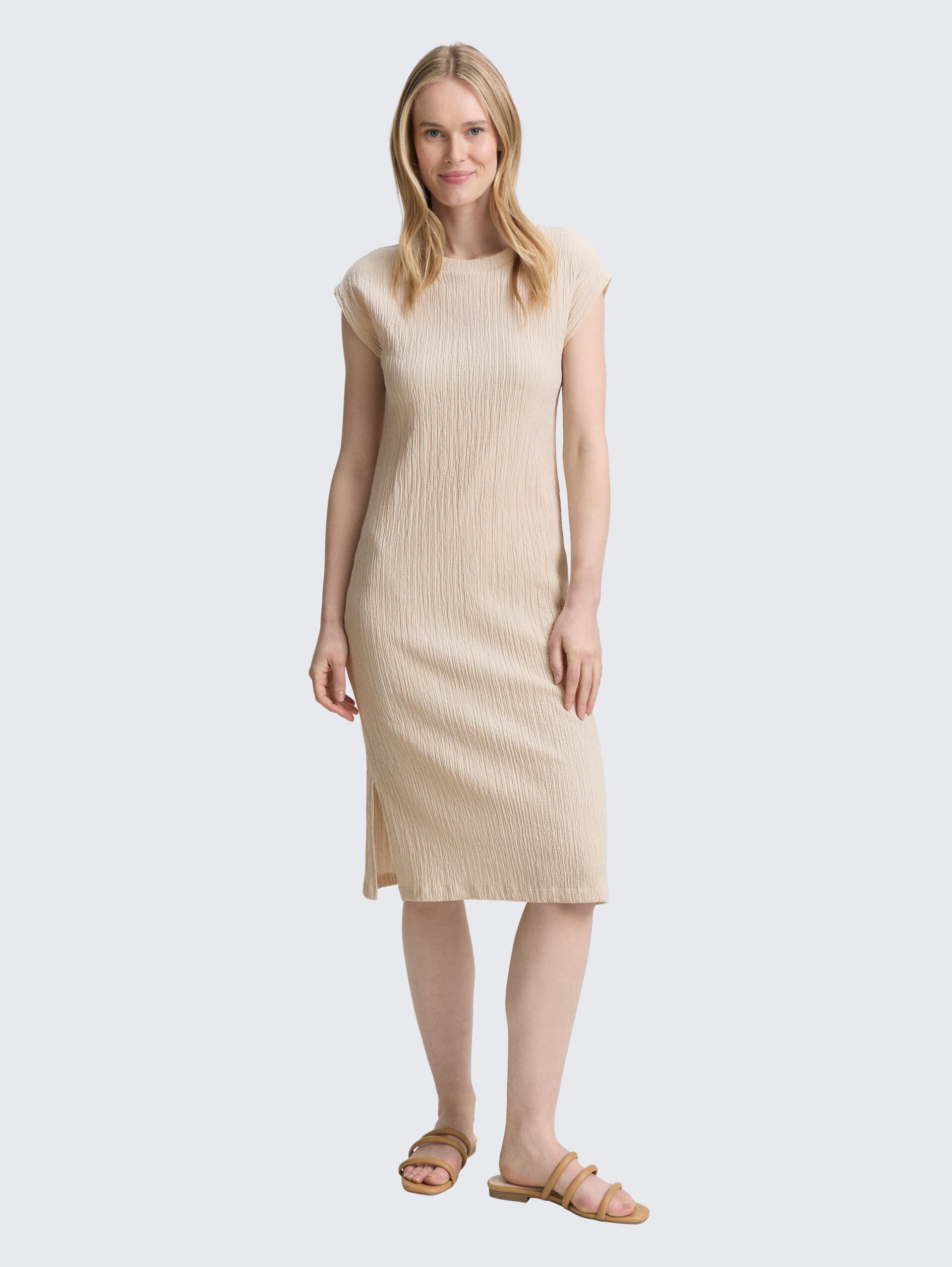Crinkle Kleid - champagne structure - seitliche Model-Ansicht