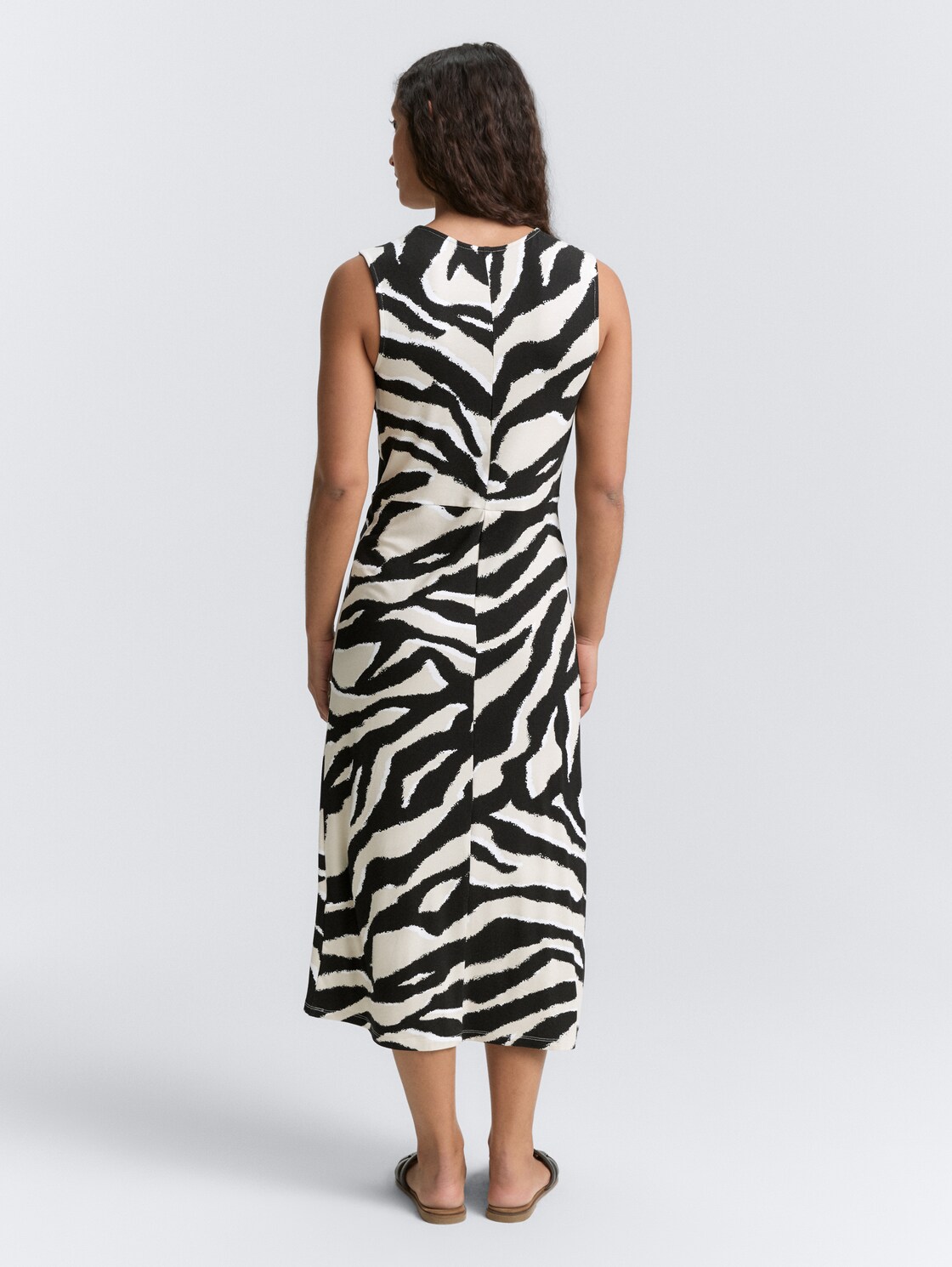 Jersey Midi-Kleid mit Knoten-Detail - abstract beige zebra - Model-Rückansicht